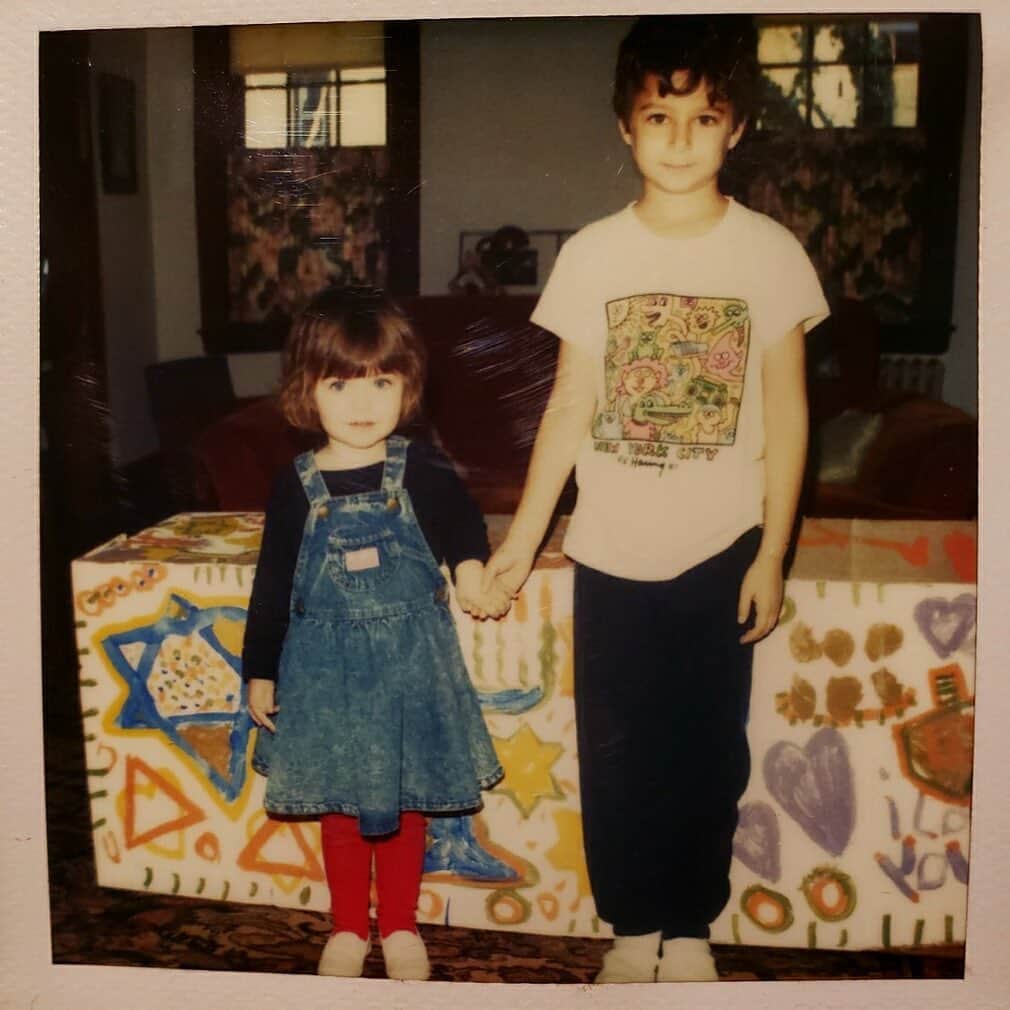 エズラ・クーニグのインスタグラム：「early 90s “hanukkah box” - me and my sister @emjuko」