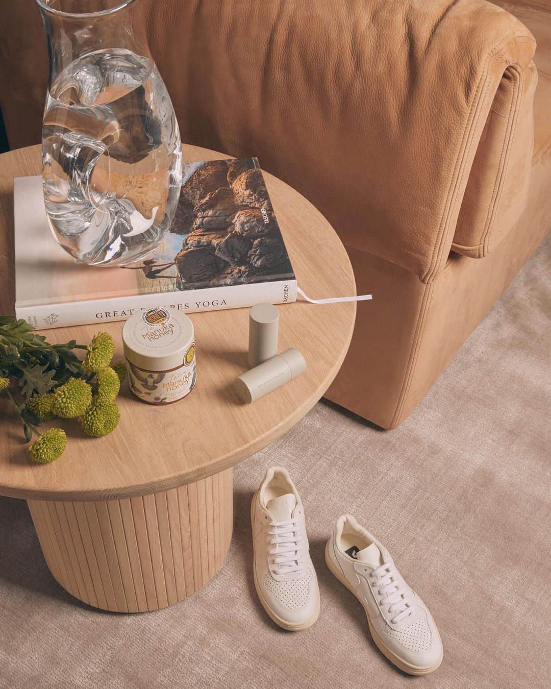 Harrodsのインスタグラム：「THE WELLNESS DEVOTEE. According to the Wellness Devotee, a life well lived is guided by mindfulness; clean, tranquil spaces are paramount and there’s no investment too great if it’s in oneself.  Cue sustainable brands, timeless homewares and forever pieces – find it all in our Wellness Devotee gift guide, now at our link in bio. Head to stories to discover more.  Can’t make it to the store? You can still shop remotely through our Personal Shopping service, and online at harrods.com.  #Harrods #HarrodsFashion #HarrodsChristmas」