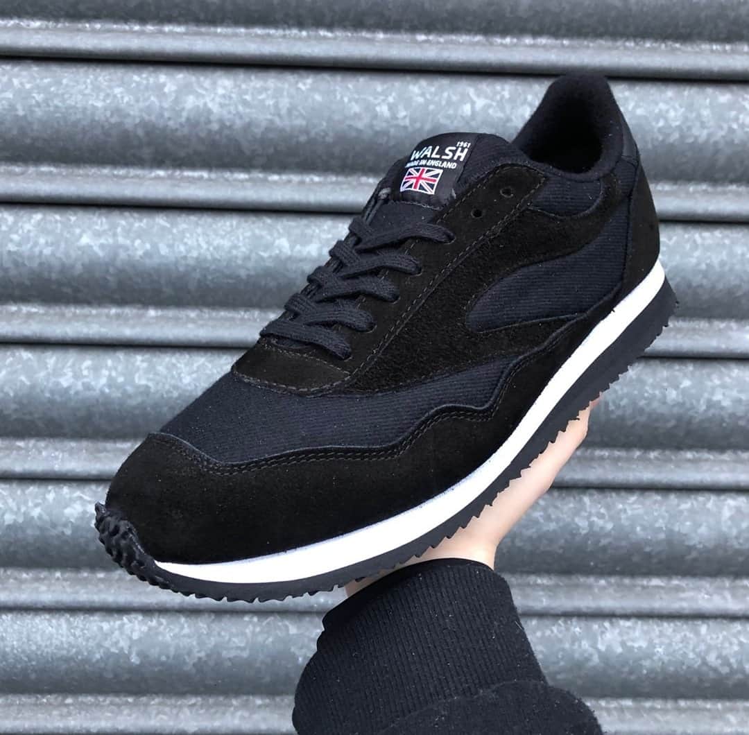 ウォルシュのインスタグラム：「Gift them Cashmere 🎁 Shop our Ensign Classic Cashmere Line 👟 . . . #normanwalshuk #normanwalsh #britishmanufacturing #madeinbritain #ukmfg #shoes #footwear #sneakers」