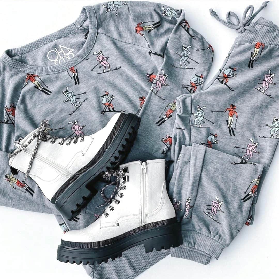 チェイサーのインスタグラム：「This set is perfect for staying at home ☁️ /// @ellajboutique  #matchingset #chaserbrand #cordset #pjset #graphictee #matchingoutfit #sweatset #pajamaset #cozyoutfit #cozystyle style#: CHA5838 & CHA5839」