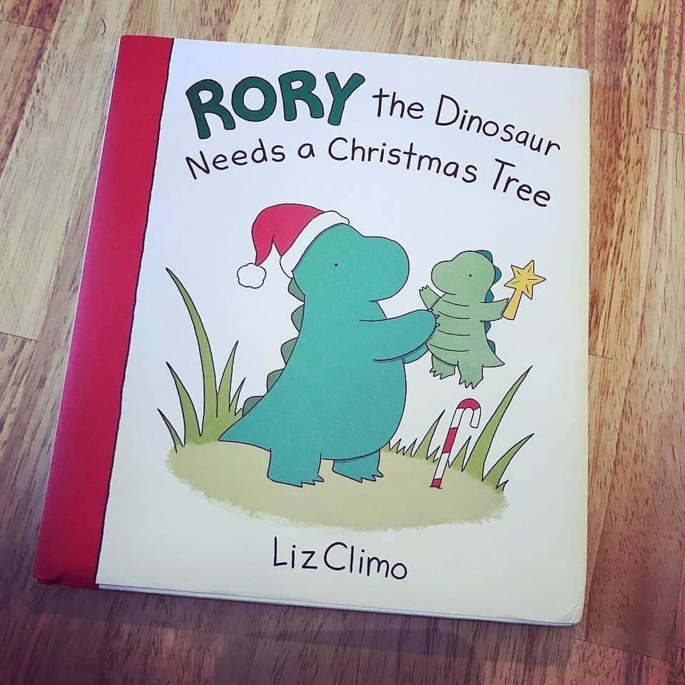 リズ・クライモさんのインスタグラム写真 - (リズ・クライモInstagram)「A little Christmas Book of mine ♥️ (for info, check out my “books” story highlight)」12月13日 3時00分 - lizclimo