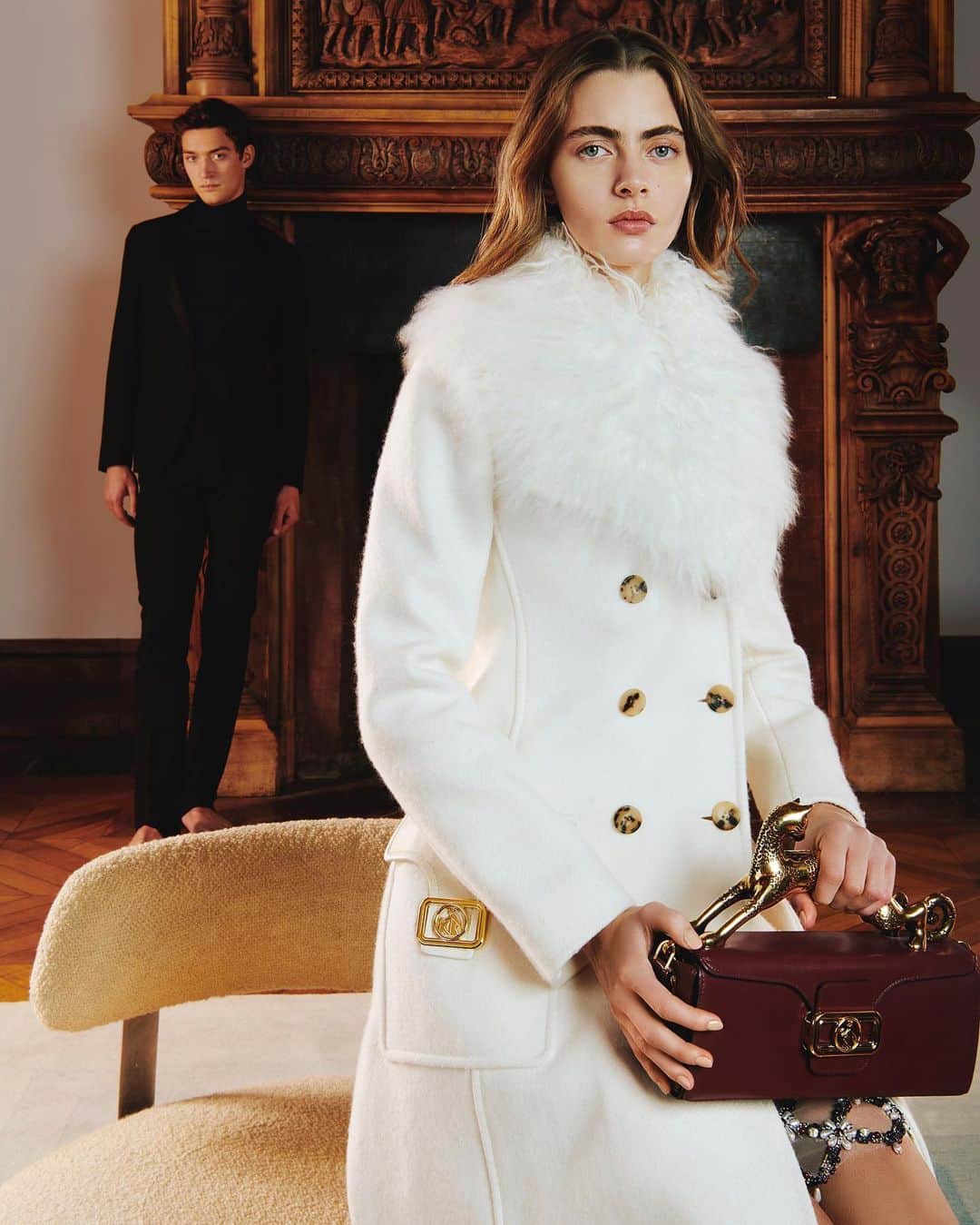 ランバンのインスタグラム：「Holiday season outfits : long white double-breasted wool coat & burgundy Pencil Cat bag for her and black suit with midnight blue roll-neck for him. #LanvinFW20」