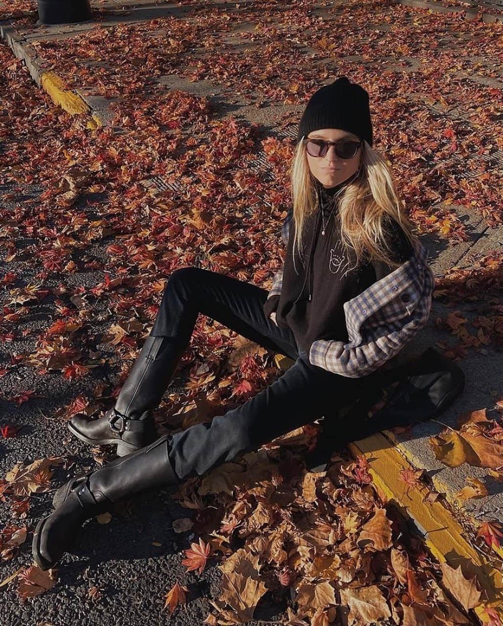 のインスタグラム：「A perfect outfit for the days that still feel like fall 🍂 @heleneisfor layered in our cashmere Hamsa Hoodie! #NMStyle #NMCozyinCashmere」