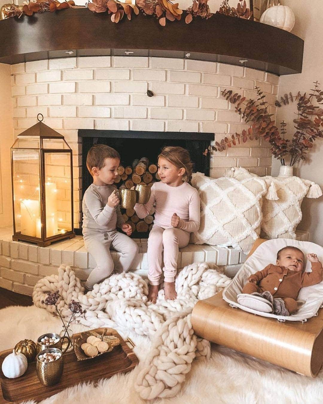 のインスタグラム：「Plush pillows & knit blankets are the difference between holidays at home & home 🤗 for 🤗 the 🤗 holidays. #WalmartHome   📸: @cellajaneblog」