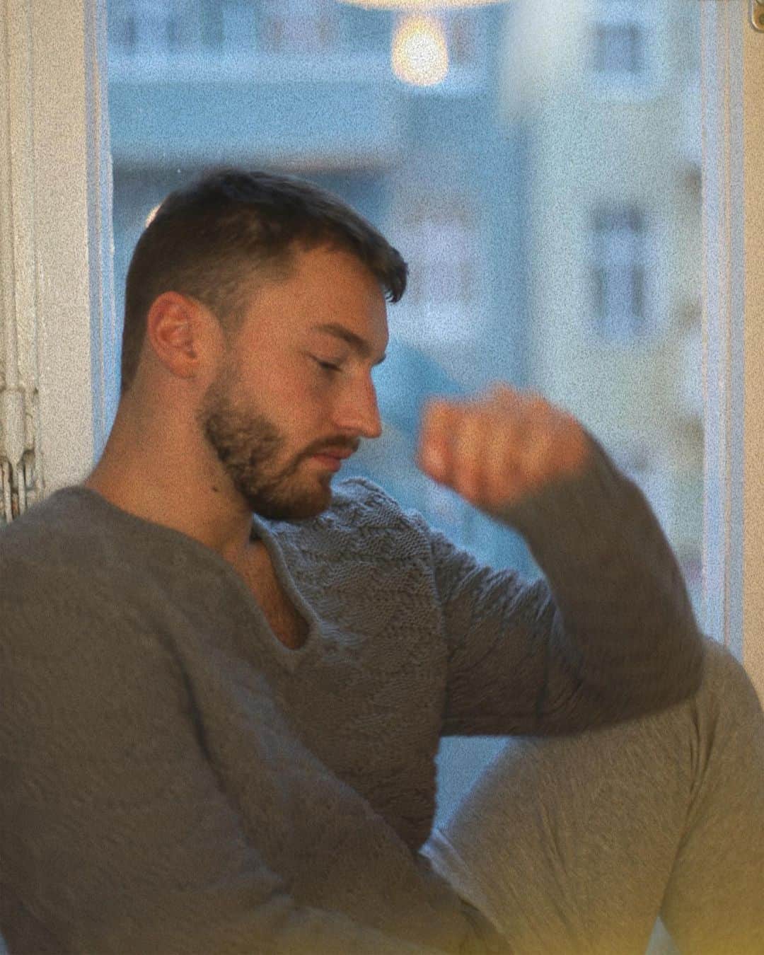 jotipolizoakisのインスタグラム：「cozy saturday. ☁️ (c) @robert_kunkel99」
