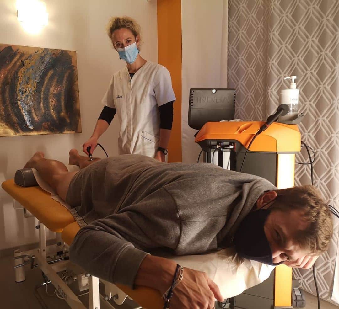 クリストフ・ルメートルのインスタグラム：「1 mois et demi s’est déjà écoulé depuis mon retour sur les pistes pour préparer ma saison, avec Tokyo en ligne de mire ! La reprise, ça "pique" les jambes et le lactique monte jusqu’à la tête. Heureusement, j'utilise Indiba plusieurs fois par semaine pour m'aider à récupérer et me permettre d'être dans les meilleures conditions possibles pour enchaîner les entraînements. L'efficacité n'est plus à prouver, je remercie @indiba.activ.fr pour me permettre de profiter de cette thérapie inovante  qui me facilite le quotidien. ( Et je n'oublie pas bien sûr de remercier mes supers kinés 🦸‍♀️🦸‍♂️) #asics #kinesitherapie #kine #indiba #indibatherapy #preparation #soin #athletisme #athlete #sprinteur」