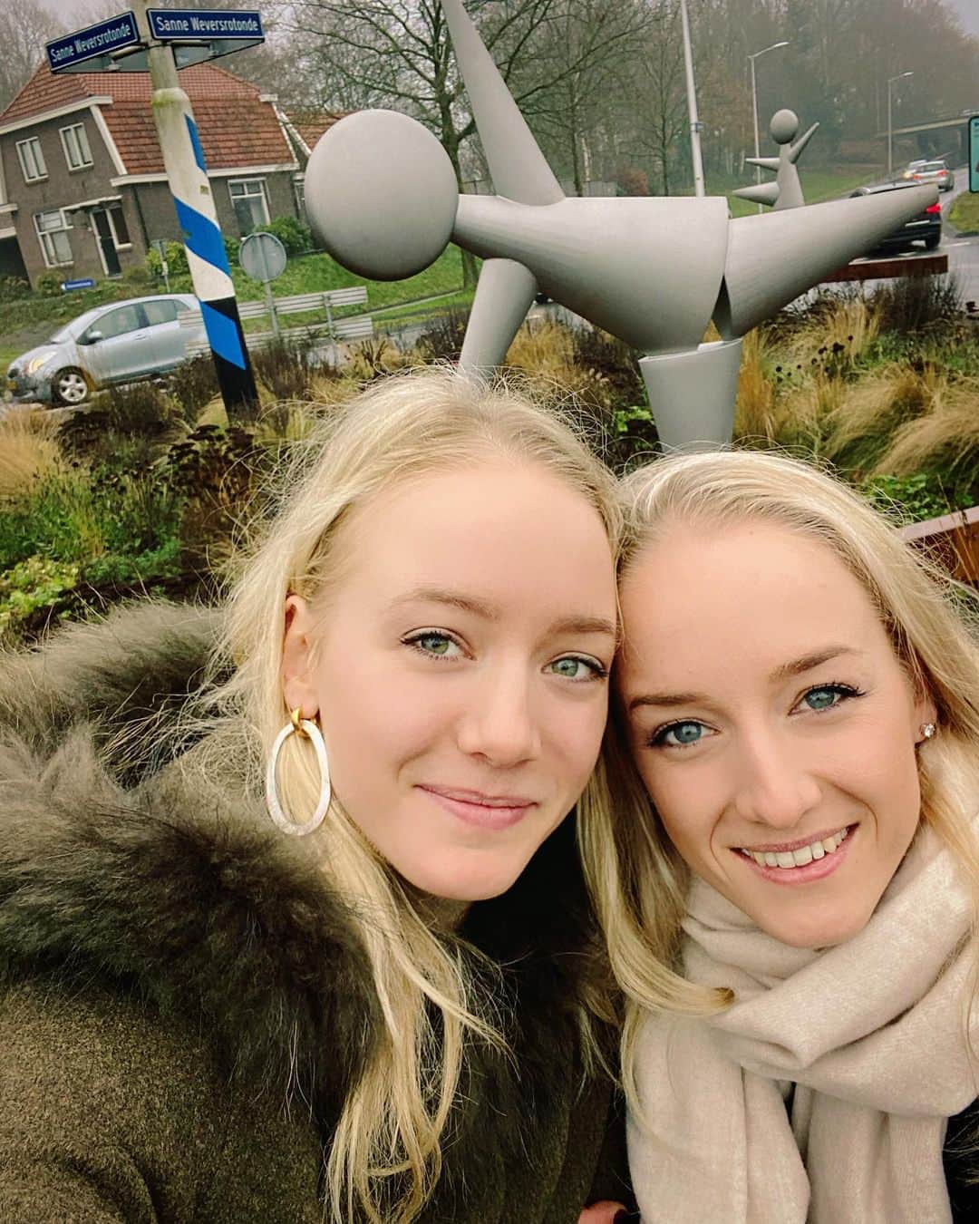リーケ・ウェイファースのインスタグラム：「Historisch en bijzonder dagje, kunst op de Sanne Wevers Rotonde, super trots! 👯‍♀️🤍  Thanks @stad_oldenzaal voor dit geweldige cadeau!  Zie en lees er meer over op mijn stories 🤸🏼‍♀️」