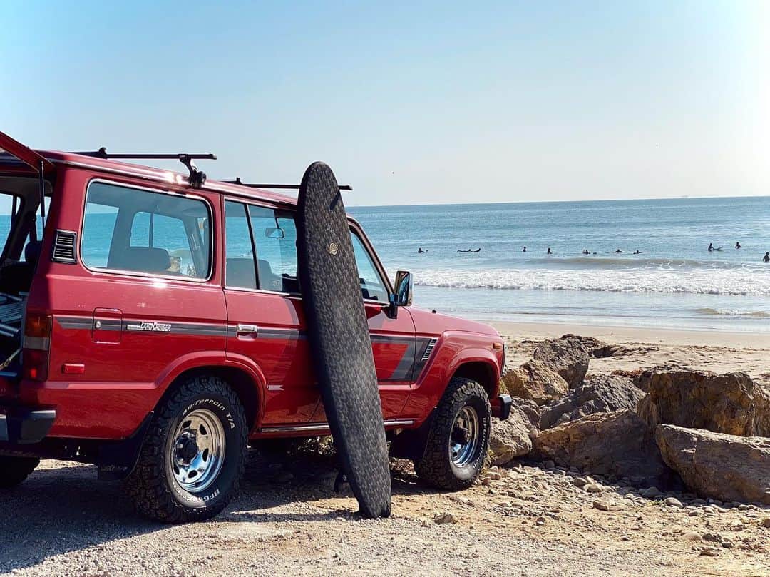 ピエール・ブーヴィエのインスタグラム：「All I want for Christmas is more Landcruisers and @southbayboardco boards 😁👍🎄🏄🏼‍♂️. #santassleighisasurfboard」