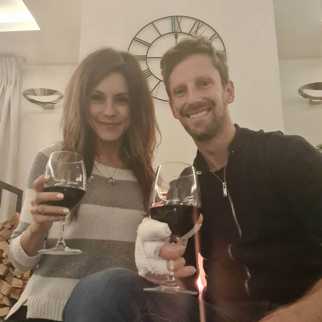 ロマン・グロージャンのインスタグラム：「Lovers ❤❤❤ @mariongrosjean  #r8g #home」