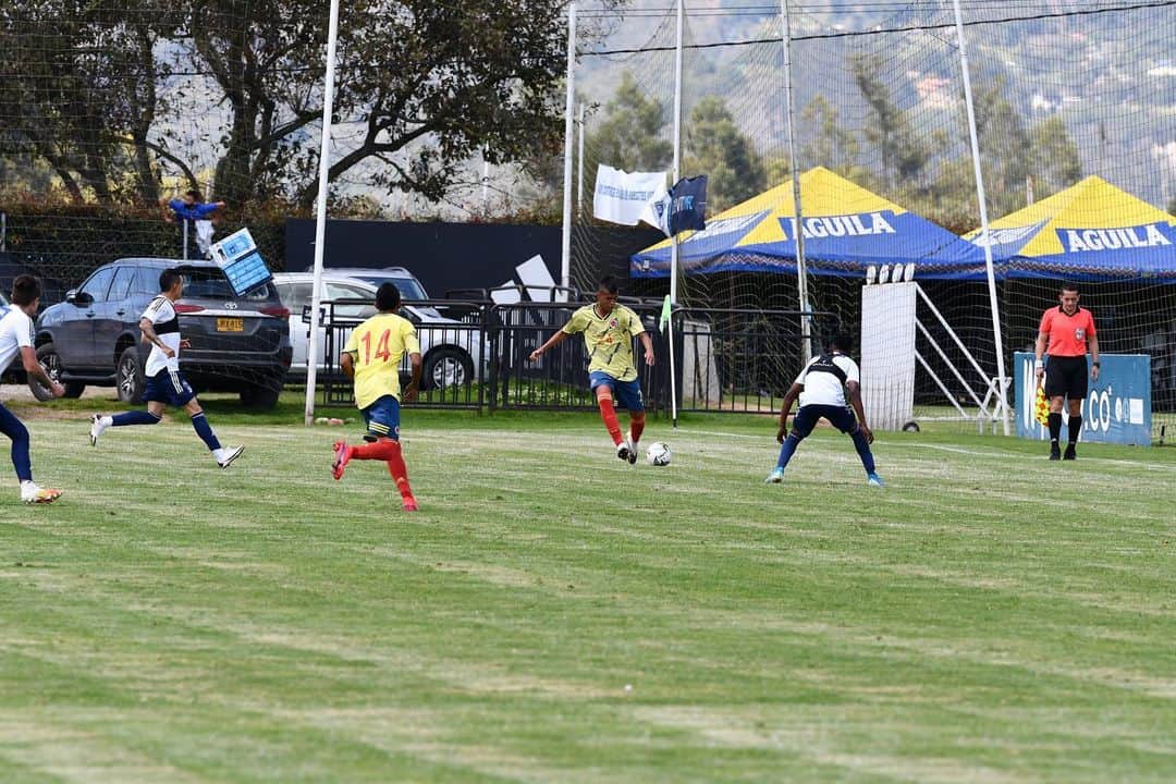 サッカー コロンビア代表チームのインスタグラム：「📸 ¡No paramos! 🙌🏼⚽️  Nuestra Selección Masculina Sub 20 enfrentó a @millosfcoficial en partido de preparación para el Sudamericano que se jugará en nuestro país  #VamosColombia 🇨🇴」
