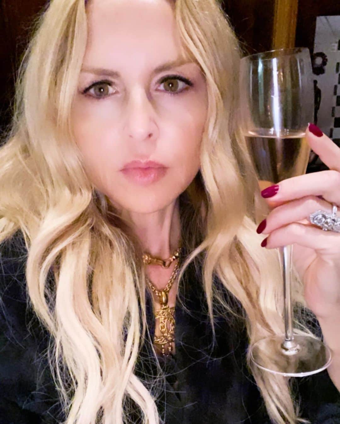 レイチェル・ゾーのインスタグラム：「#Aboutlastnight .. Toasting all of you always 🥂🍾How is everyone doing ending this insane year of #2020 ?As we head into #2021 I feel like a different person and I’m grateful for it... I have endless gratitude for so many things I missed because I was too busy to notice before.  I have an unfathomable appreciation for teachers and frontline and essential workers that will never  change. 🙏🏻 How are you different or exactly the same ? Sending love to all of you as we stay home back in #lockdown missing my friends and family like crazy 💔 #staysafe XoRZ」