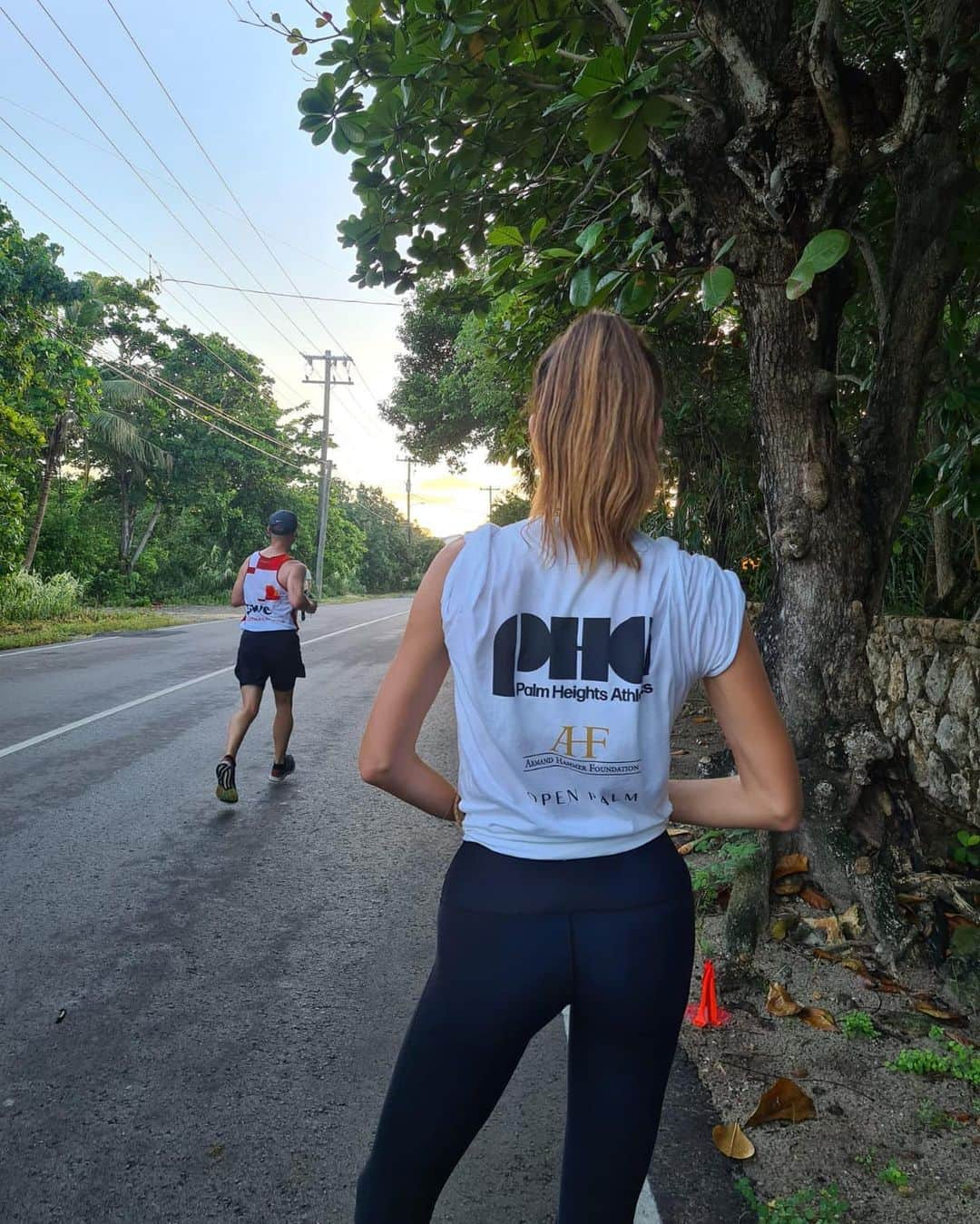 Elizabeth Chambers Hammerさんのインスタグラム写真 - (Elizabeth Chambers HammerInstagram)「I’m not a runner and do not marathon, but on Sunday, we did the #CaymanMarathon to raise funds for families who are unable to pay tuition for the remainder of the year due to halted tourism on island. Thank you to all who gave and to our largest sponsors, AHF (@hammer5191), @palmheightsgc and @palmheightsathletics. Because of you, 10 West Bay families will be able to finish their school year without interruption.  @tjy___lo @jojordan10, you’re the best run/walk/photo partners a girl could have.  ❤️ If you would like to help local families who are struggling during this time, please click the #OpenPalm link in bio. ❤️」12月13日 3時37分 - elizabethchambers