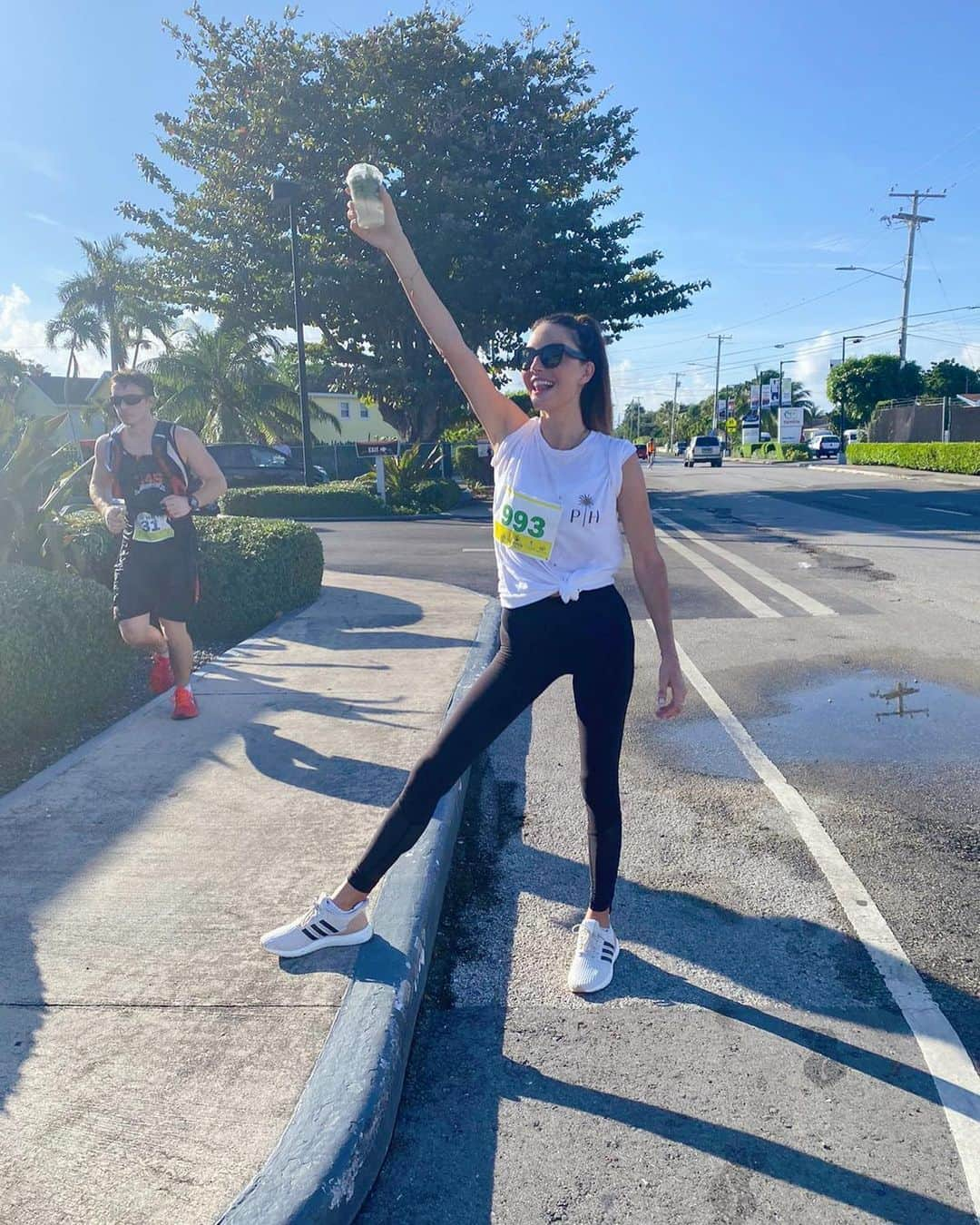 Elizabeth Chambers Hammerさんのインスタグラム写真 - (Elizabeth Chambers HammerInstagram)「I’m not a runner and do not marathon, but on Sunday, we did the #CaymanMarathon to raise funds for families who are unable to pay tuition for the remainder of the year due to halted tourism on island. Thank you to all who gave and to our largest sponsors, AHF (@hammer5191), @palmheightsgc and @palmheightsathletics. Because of you, 10 West Bay families will be able to finish their school year without interruption.  @tjy___lo @jojordan10, you’re the best run/walk/photo partners a girl could have.  ❤️ If you would like to help local families who are struggling during this time, please click the #OpenPalm link in bio. ❤️」12月13日 3時37分 - elizabethchambers