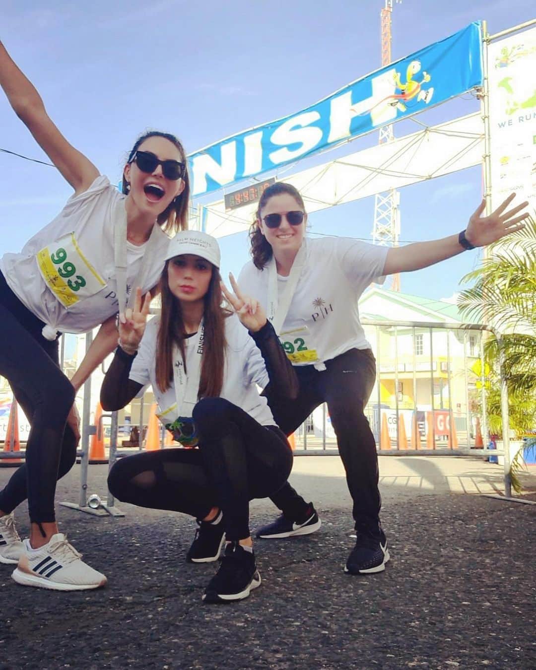Elizabeth Chambers Hammerのインスタグラム：「I’m not a runner and do not marathon, but on Sunday, we did the #CaymanMarathon to raise funds for families who are unable to pay tuition for the remainder of the year due to halted tourism on island. Thank you to all who gave and to our largest sponsors, AHF (@hammer5191), @palmheightsgc and @palmheightsathletics. Because of you, 10 West Bay families will be able to finish their school year without interruption.  @tjy___lo @jojordan10, you’re the best run/walk/photo partners a girl could have.  ❤️ If you would like to help local families who are struggling during this time, please click the #OpenPalm link in bio. ❤️」