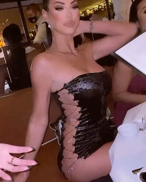 アリス・グッドウィンのインスタグラム：「If you didn’t already know it’s my birthdayyyy 👑🔥🥂🥳」
