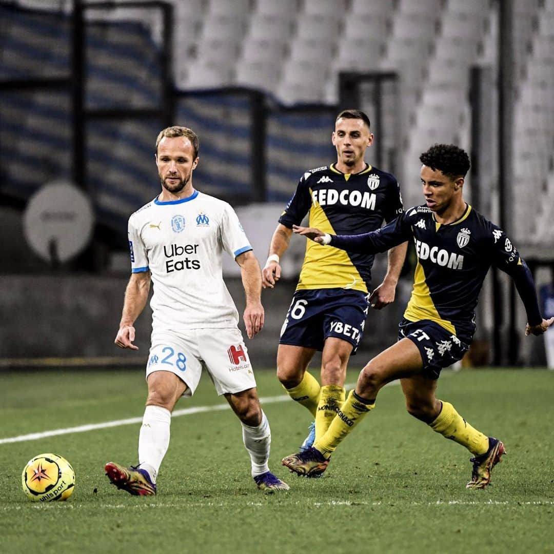 リーグ・アンさんのインスタグラム写真 - (リーグ・アンInstagram)「🇫🇷⚽️🤝⚽️🇦🇷  🏠 #OMASM (2-1) ✅ ✈️ #NOOM (0-2) ✅ 🏠 #OMFCN (3-1) ✅ ✈️ #RCSAOM (0-1) ✅ ✈️ #FCLOM (0-1) ✅ 🏠 #OMFCGB (3-1) ✅  L'@olympiquedemarseille enchaîne un 𝟲𝗲 𝘀𝘂𝗰𝗰𝗲̀𝘀 𝗰𝗼𝗻𝘀𝗲́𝗰𝘂𝘁𝗶𝗳 et revient provisoirement à 1 point du @psg 👀 !  Marseille win their sixth straight in @ligue1ubereats! • • #Ligue1UberEats #FlorianThauvin #Thauvin #Benedetto #PipaBenedetto #OM #OlympiquedeMarseille #OrangeVelodrome #Marseille」12月13日 3時40分 - ligue1ubereats