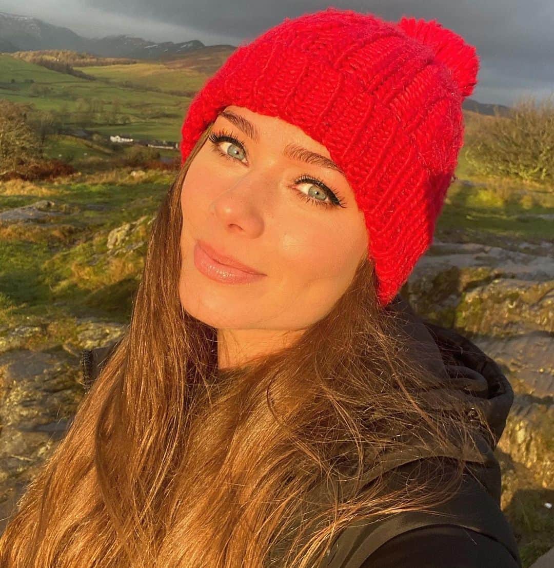 ニッキー・サンダーソンさんのインスタグラム写真 - (ニッキー・サンダーソンInstagram)「Windswept, red nosed and cold.... but worth the view. Saturday walks ❤️  #winterwalk #saturday #saturdaywalk #views #naturallight #sunlight #sundown #sunset #outdoors #happy #smile #greeneyes #red #countryside #offthebeatentrack」12月13日 3時47分 - niknaksanderson