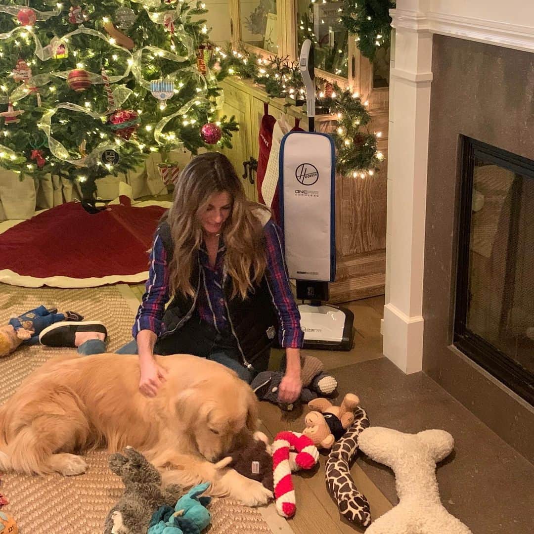 エリン・アンドリューズのインスタグラム：「#Ad Before and after! No mess allowed on GAME DAY at my house…even if it is Howie’s fault!! Thanks to my @hoover vacuum for getting rid of all the fur Howie leaves behind! #HooverClean #HooverPartner」