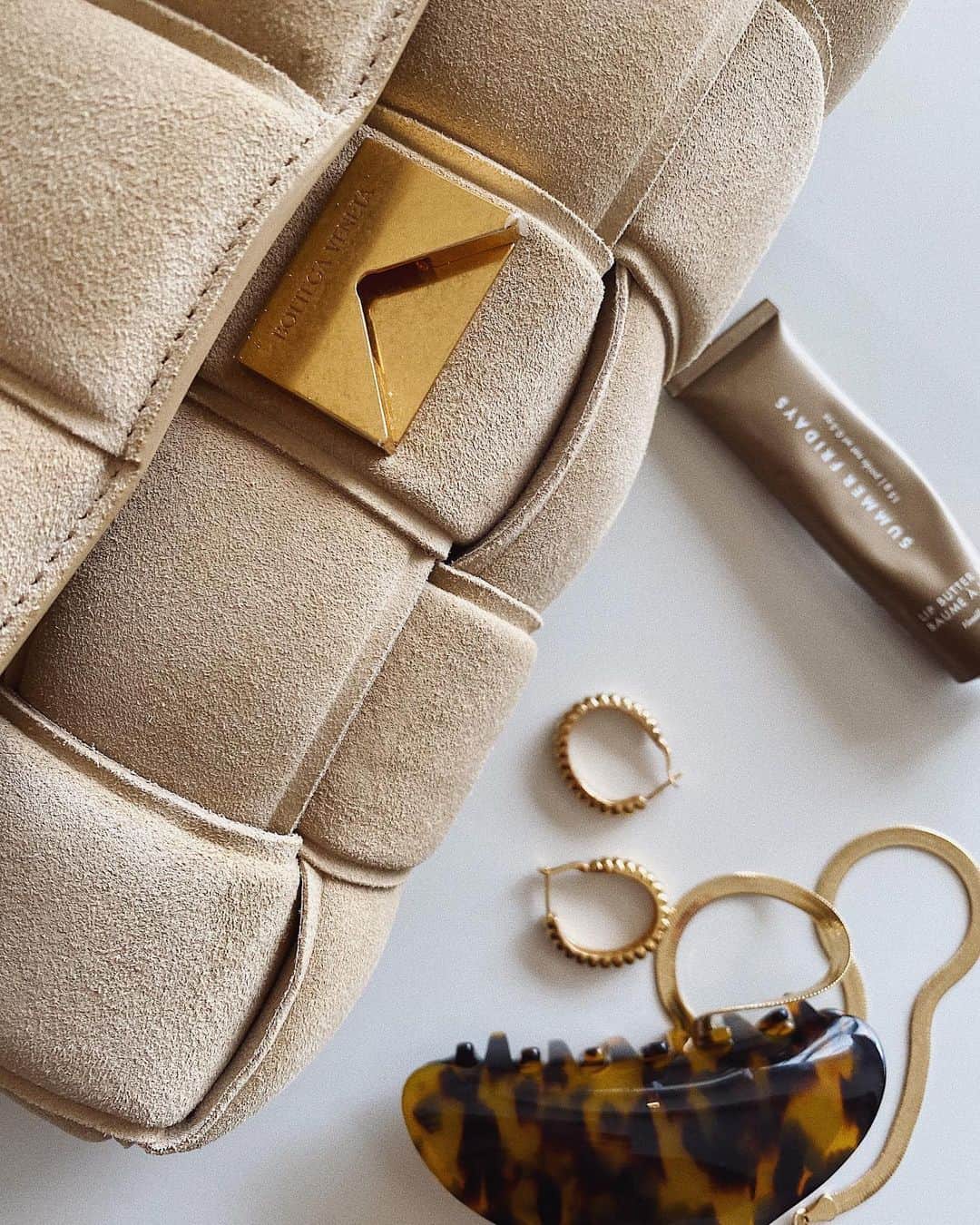 Marianna Hewittのインスタグラム：「what’s always in your bag?  right now... @summerfridays lip butter balm silk face mask hand sanitizer airpods @kkwbeauty lip liner listerine strips hair clip @slipsilkpillowcase skinny hair tie」