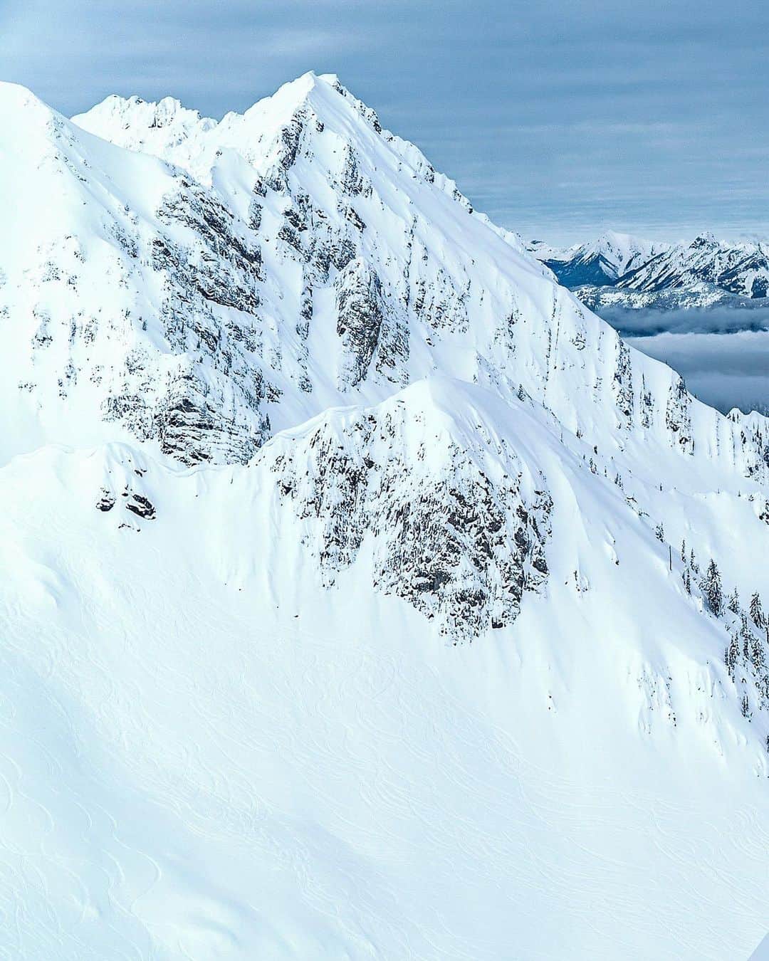 ジミー・チンのインスタグラム：「The grandmaster - @scotsschmidt doing what he does best...make the steeps look casual.  ⁣ @thenorthface」