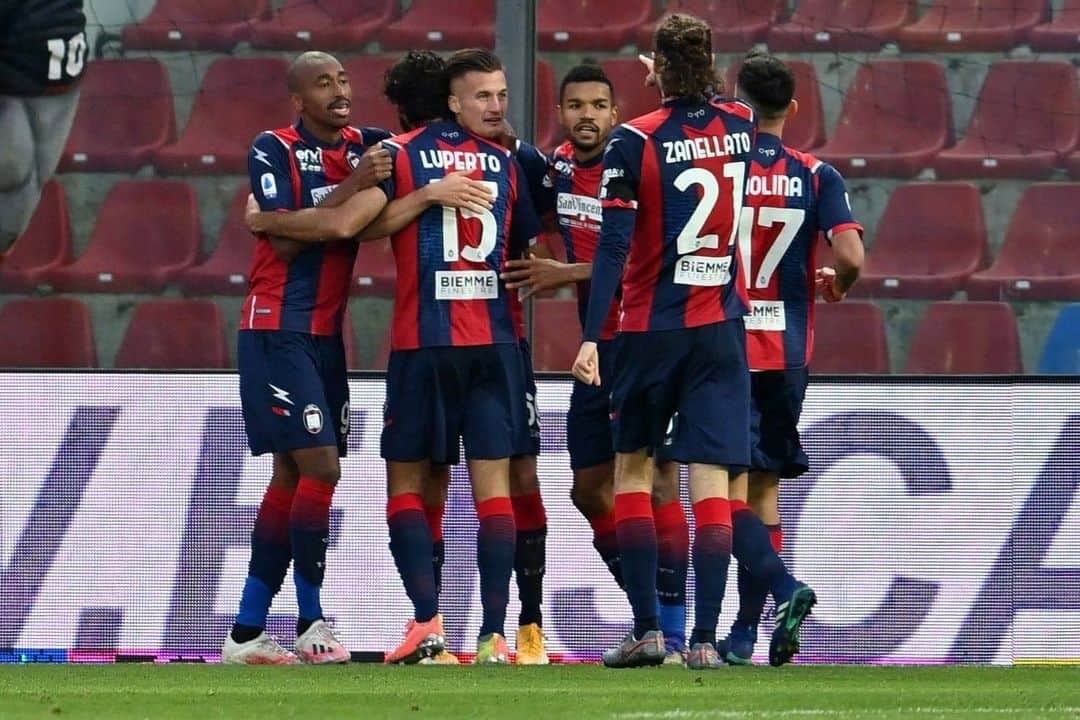 のインスタグラム：「Crederci sempre senza arrendersi mai! Forza Squali💪🦈 🔴🔵」