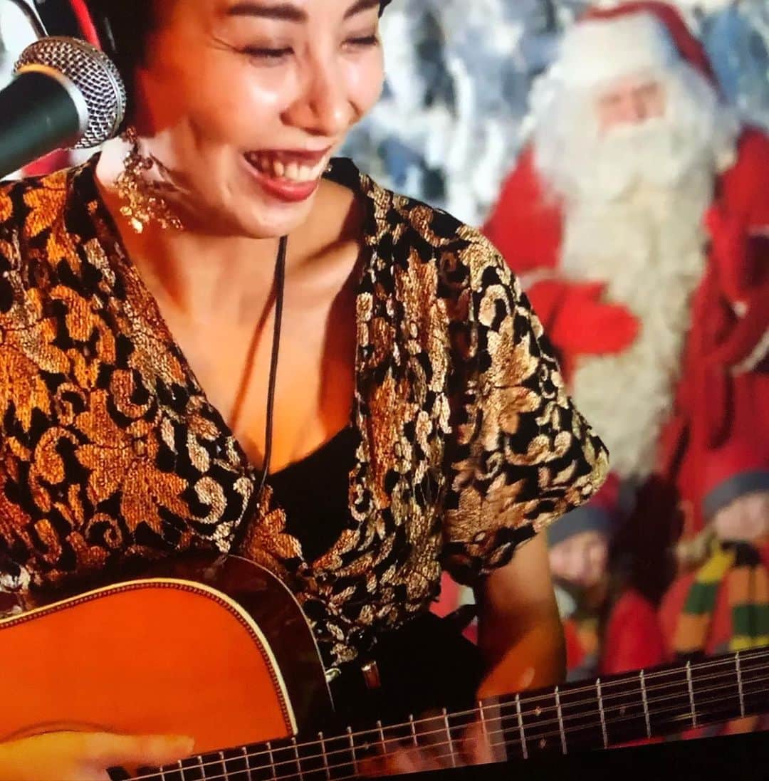 LOVEのインスタグラム：「Virtual World Christmas Tour online😁  ロンドン🇬🇧 ↓ ドレスデン🇩🇪 ↓ プラハ🇨🇿 ↓ フィンランド🇫🇮 ↓ NY🇺🇸 ↓ 東京の私の部屋(理想)🇯🇵  1.Kiss Me In The Rain  2.Let Your Love Sing!  3.Rockin' Around the Christmas Tree/Brenda Lee 4.いつでも僕ら 5.Waiting List Of Dreams 6.What a Wonderful World/Louis Armstrong 7.1000日の夏 8.LIFE-grace- 9.Imagine/John Lennon 10.ツリーを飾ろう   急なクリスマスリクエスト(最高の選曲！)Joni MitchellのRiverも少しだけ😉  大好きなクリスマスシーズンを過ごしてみたい主にヨーロッパの国を巡りながら。今年最後のゾロ目の日ライブでした。ご視聴ありがとうございました。  たくさんの願い事メールも☺️人生、交差。  曲の合間はコーラ飲みながらくっだらないことしか言ってません。アホやな、と笑っていただければ本望です。  2020年の年末、めげそうな人もたくさんいるの知ってます。夢、と、願い事、の違いはなんだろうなどと考えながら。楽しくて泣きたくなるの、なんでだろう、とも考えながら。  クリスマスまで私もツリーを飾ります。良かったら、皆様もお部屋に、見えるところにツリーを飾ってみてください🎄  アーカイブ、25日まで公開。(YouTubeチャンネルにてどなたでも見れます)  今年も沢山のありがとうを贈ります。 Have a happy X'mas y'all🤶🎁🦌  PS 2021年、最初のゾロ目ライブは1/11にします！ (1/1GANJITSUはスタッフの皆さんも私も休んでみます)」