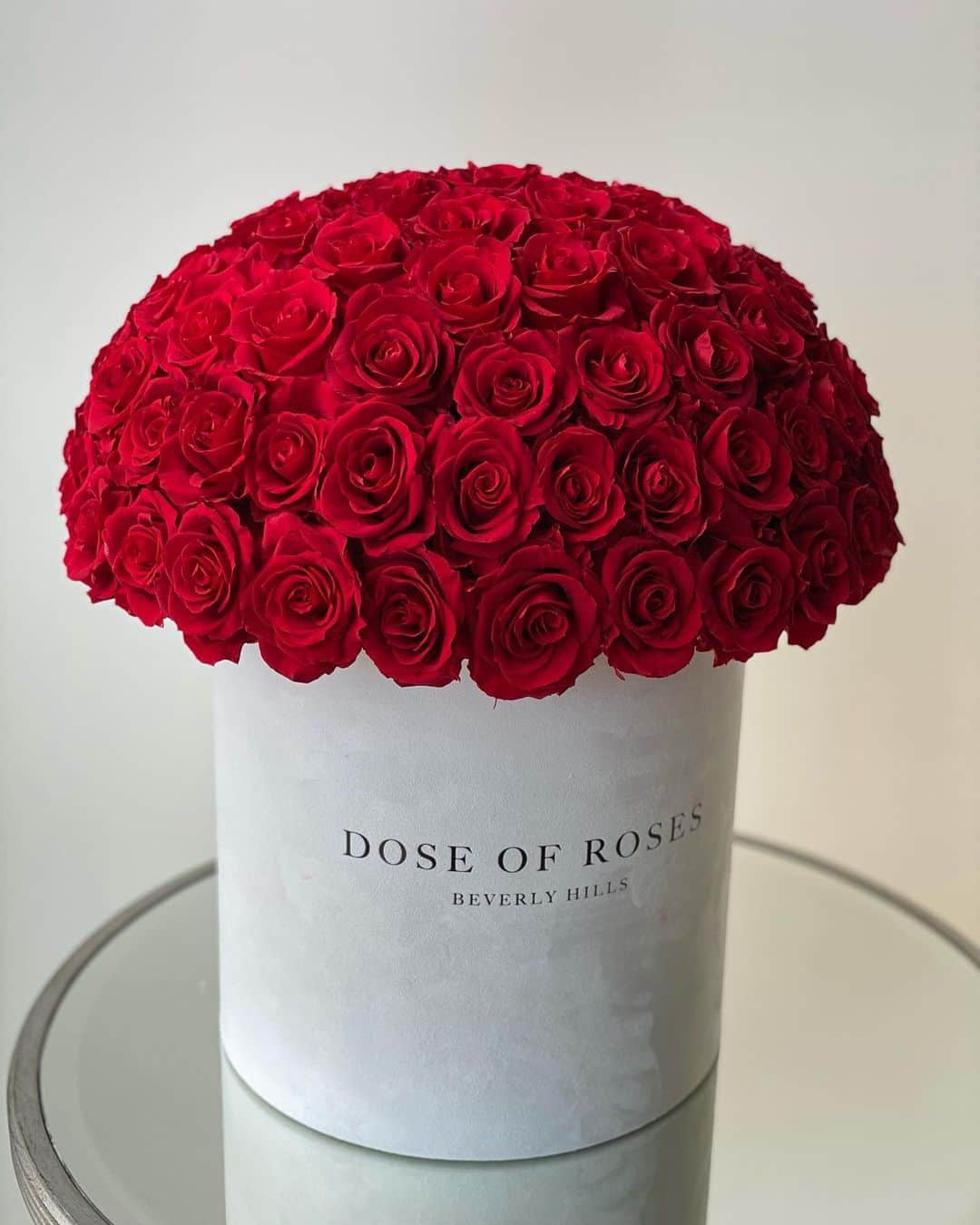 リアーナ・バートレットさんのインスタグラム写真 - (リアーナ・バートレットInstagram)「Thank you @doseofroses for my gorgeous red roses 🌹  #DoseOfRoses #DoseOfFall #GiftedByDose For 20% discount use code “Leanna”」12月13日 3時57分 - leannabartlett