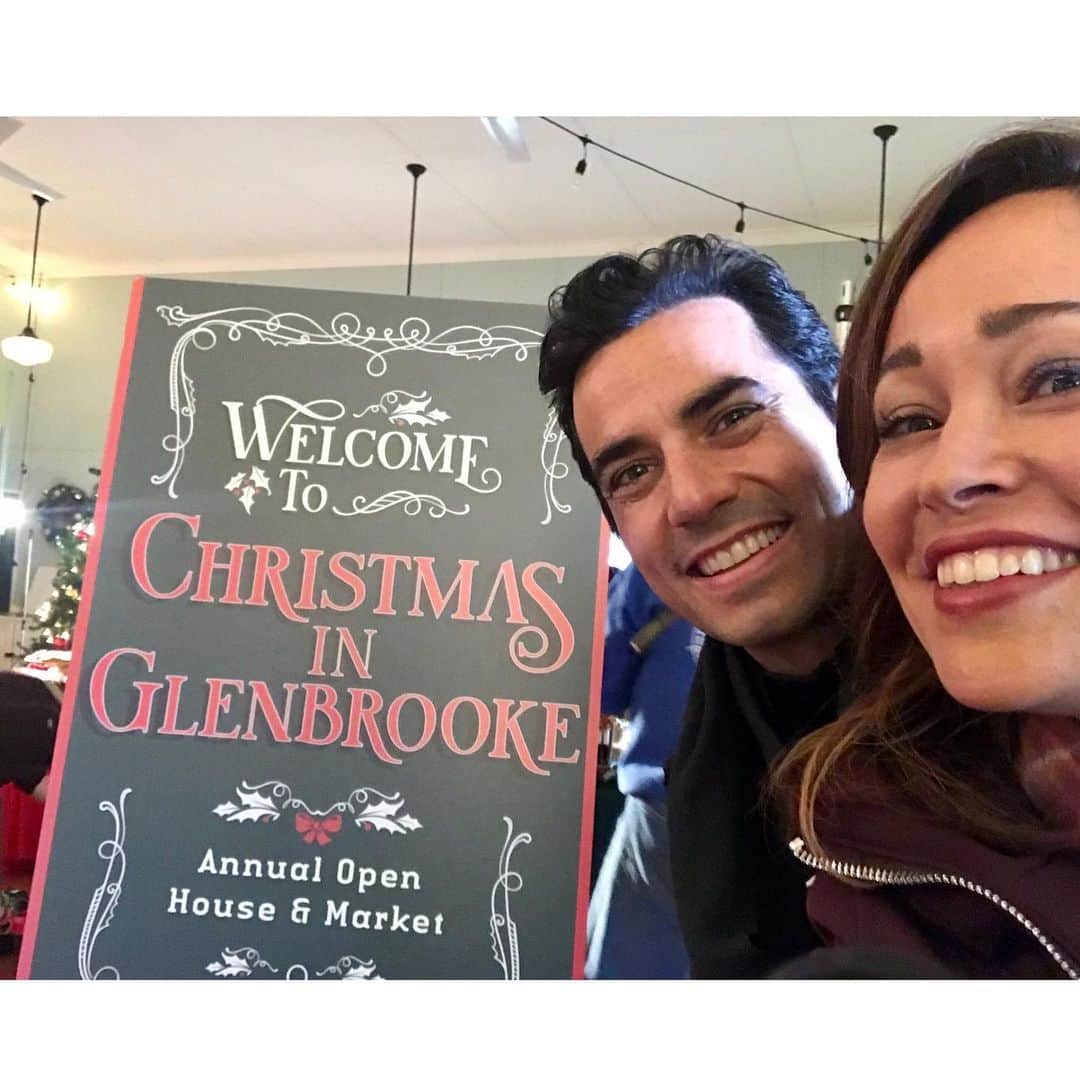 オータム・リーザーのインスタグラム：「Day 12: Welcome to Christmas in Glenbrooke!! Get cozy and in the mood for the holidays tonight at 10pm on @hallmarkmovie ❤️🎄✨  #hallmarkchristmasmovies #whattowatch #christmas」