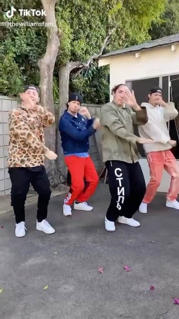 Bloomingdale'sのインスタグラム：「@thewilliamsfam with that brand new flex 💪 Your turn: show us *your* #BloomiesHappyDance on TikTok or IG!🕺」