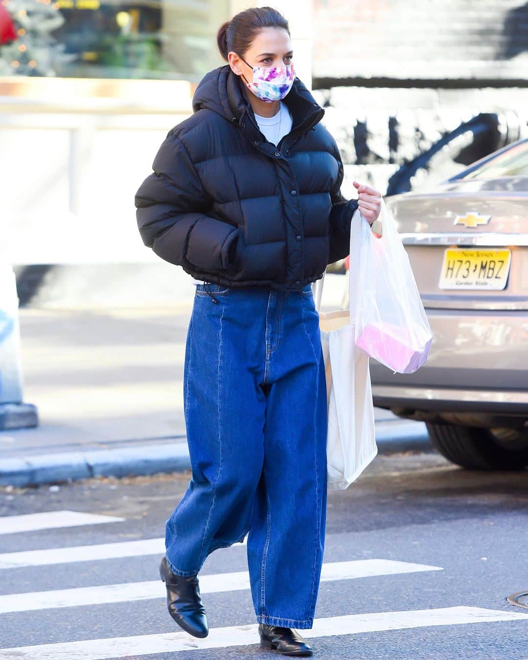 WHO WHAT WEARさんのインスタグラム写真 - (WHO WHAT WEARInstagram)「And here to shake things up: drop-crotch jeans. They’re voluminous, relaxed, and honestly kind of a vibe, as evidenced by Katie Holmes and this ‘fit. Tap the link in bio for our favorite pairs to get you the look. photo: getty images」12月13日 4時05分 - whowhatwear