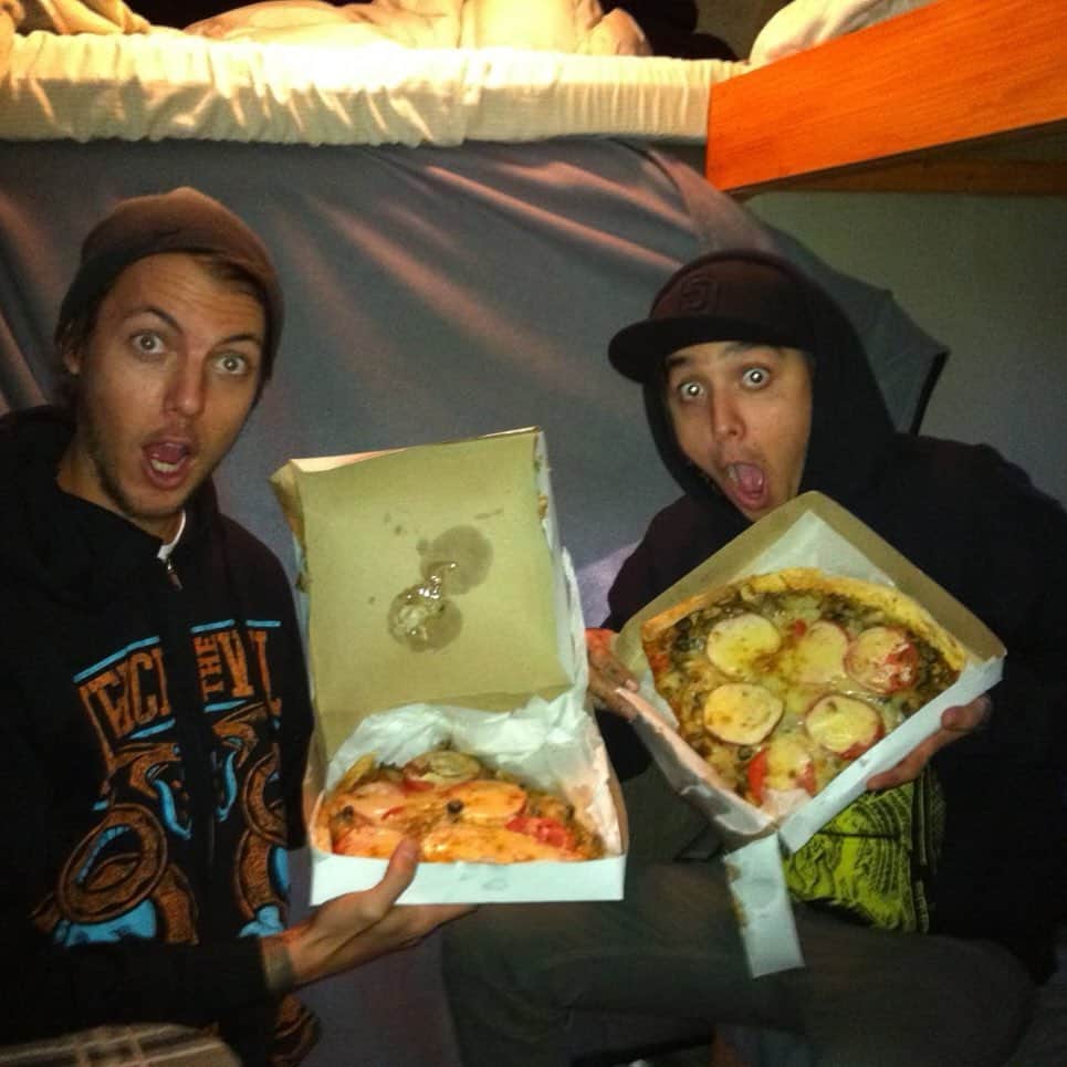 トニー・ペリーのインスタグラム：「Back in the RV days! I’m not sure exactly when this was, but @caseylouiservin and I decided to try to get pizza from every city we rolled through. We called it “Pizza Tour”🤘I can’t remember how many pizzas we ate but I know they were all delicious. 😎🍕」