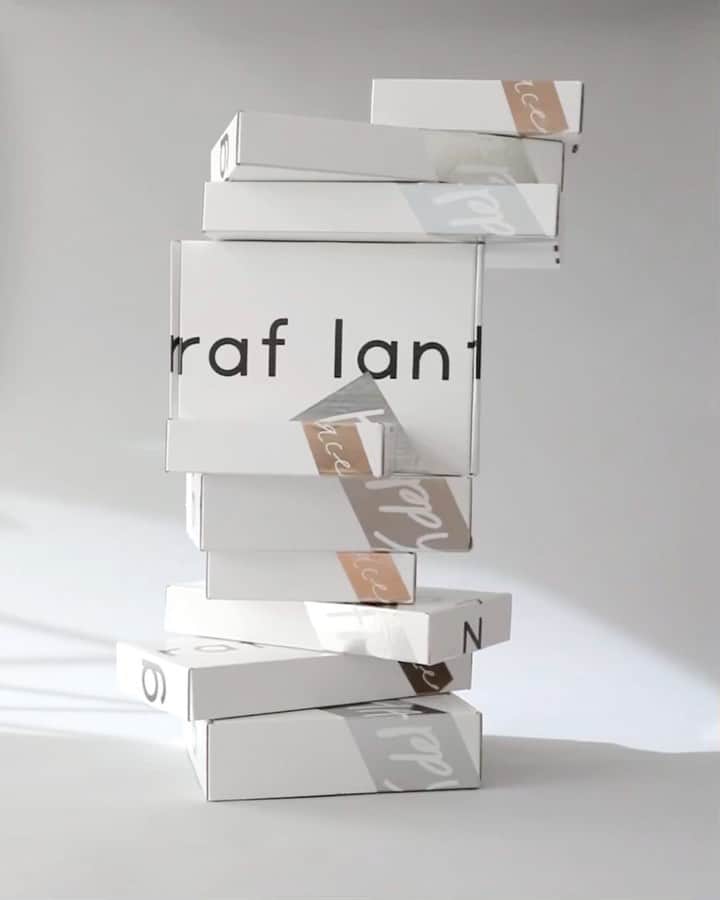 のインスタグラム：「Tomorrow, the 13th, is the LAST day to order for ground shipping to get your gifts delivered on time! Plus, get your gifts wrapped and sent directly to your loved ones for only $5 ❤️ find out more details in our “gift guide” highlights. #GrafGifting」