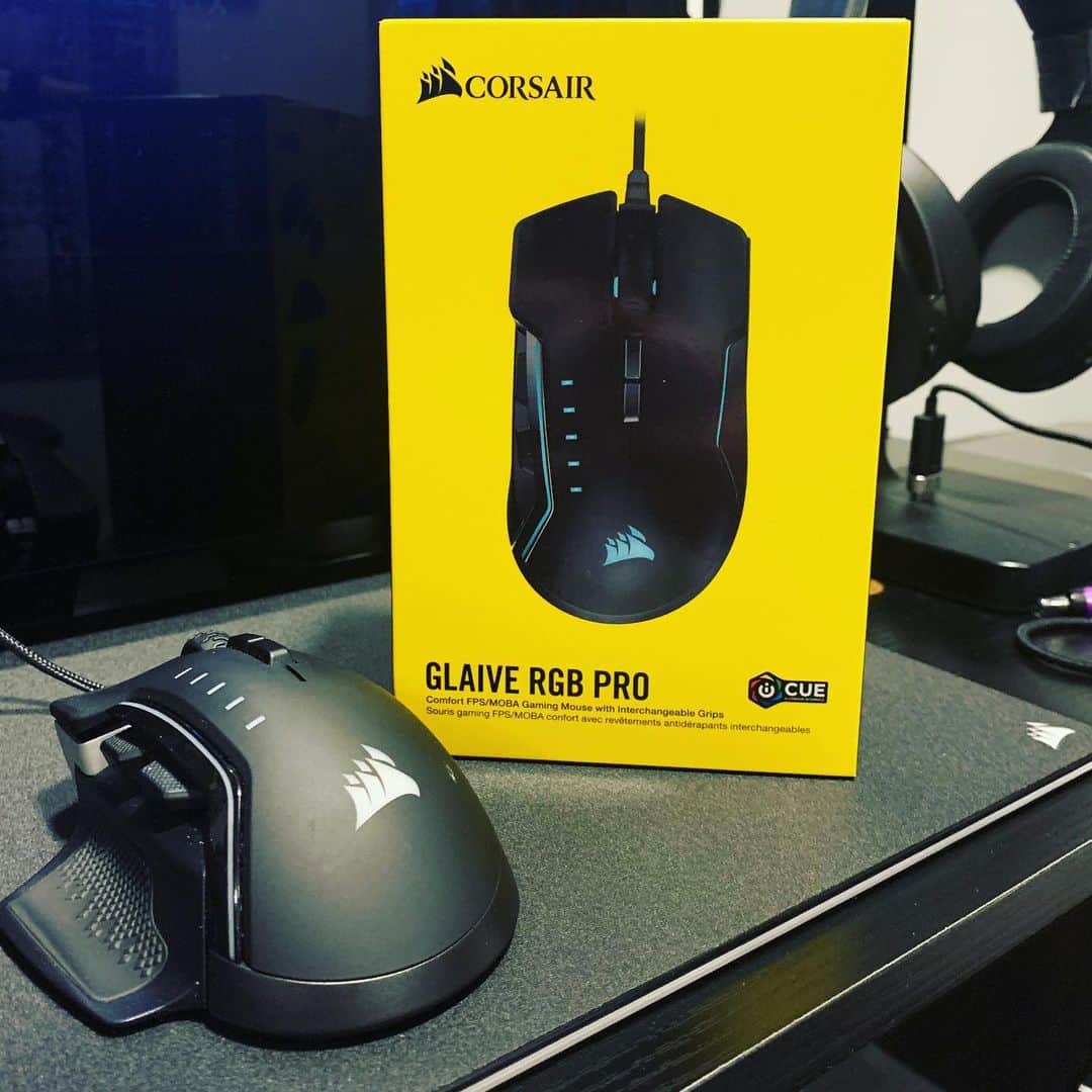 アレン・ジョーンズのインスタグラム：「So this is the mouse I’ve used for the last 6 months.  I love how you can adjust the speed with the click of a button and the interchangeable thumb piece.  Just enough buttons it’s just right.」