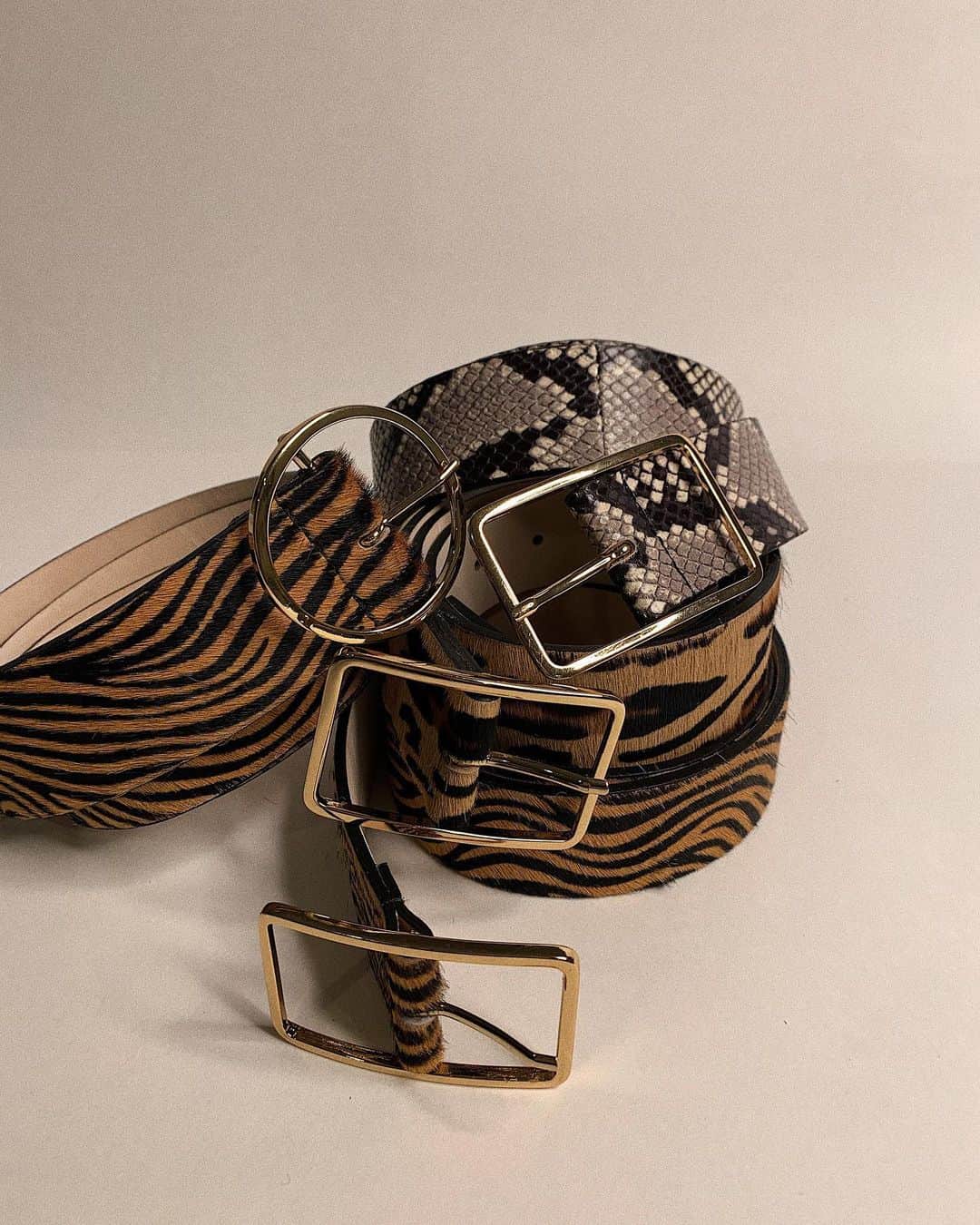 のインスタグラム：「Which animal print is your fav to style? Python, leopard, or tiger? 🐅」