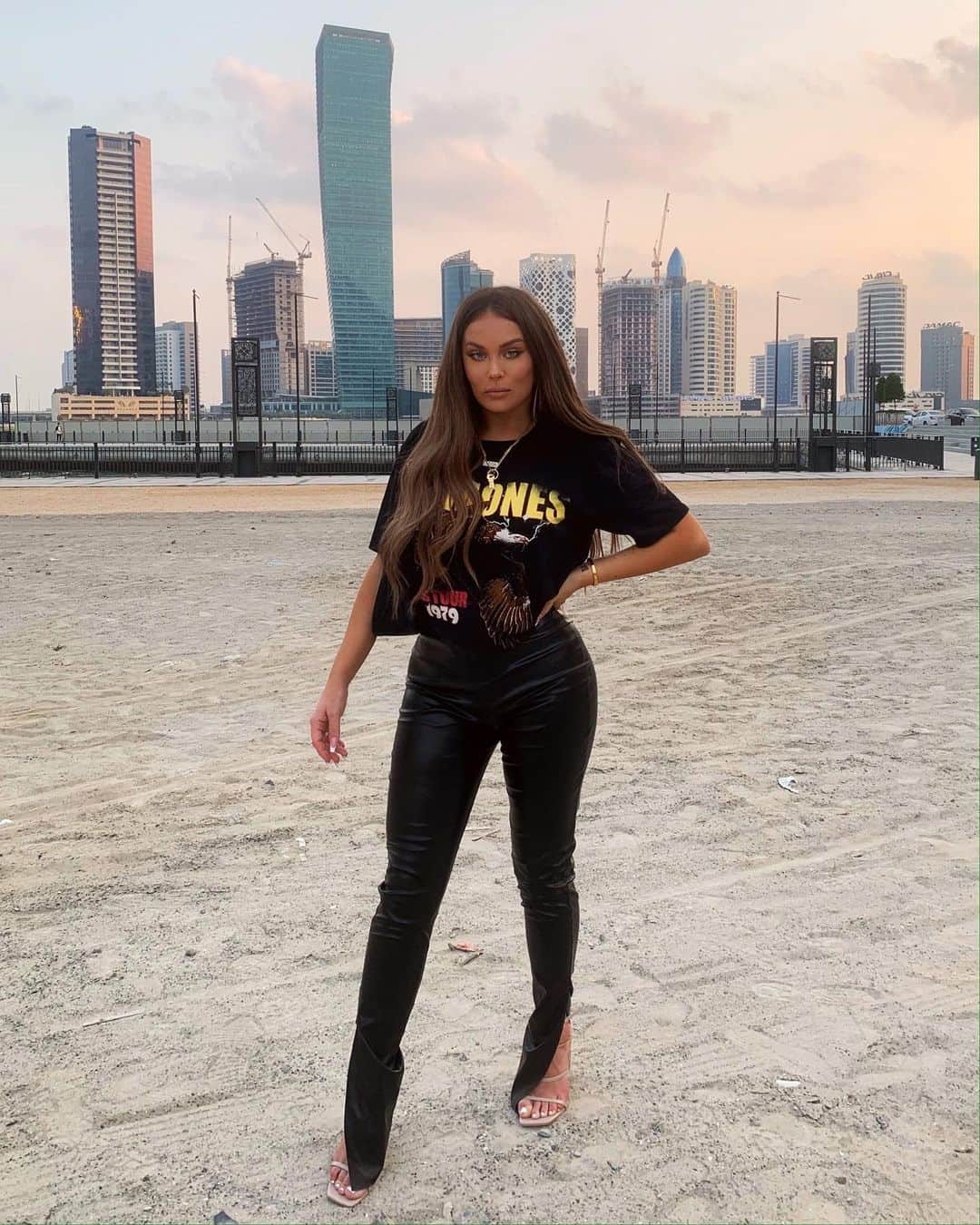 ファニー・リックマンのインスタグラム：「Paid post with @boohoo // Not sure I look like me in this pic lol but the outfit is cuuuute 🥰 Full fit from @boohoo」