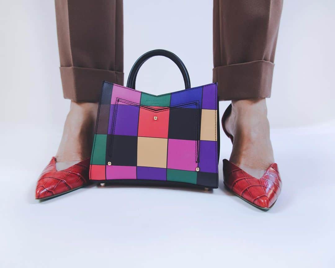 サラバターリアのインスタグラム：「....COLORS, TAILORING AND LOVE.  sarabattaglia.com」
