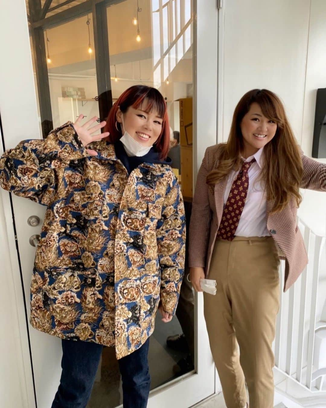 なちゅのインスタグラム：「藤原史織様🙇‍♀️🏠✨ 元ブルゾンちえみ❤️ちゃん #不動産 #賃貸 良い写真っ📸♬  最近さらに美人になってキラキラしてる✨💋史織ちゃん！！！ 本能で生きてる史織ちゃん素敵過ぎる✨✨✨❤️ 不動産事務所に遊びに来てくれました〜！🏠また恵比寿に来たら気軽に寄ってね🥰  いつも本当にありがとう! 売れる前から私のLIVEにお手伝いに来てくれてた時から日本一バカ売れしてもず〜っと謙虚で性格良くて変わらない❣️✨✨✨ 愛される理由が分かる🥺💗💗💗 尊敬してます‼︎✨  私も少しでも人の為になれるように 頑張ります🙇‍♀️🏠🤝  #アイドル #SKE48 #俳優 #プロレスラー #AKB48 #芸人 #野球選手 #マネージャー さんなど #ご紹介 のみで不動産やってます♡  #なちゅ不動産1223 ←🏡 今までの不動産関連記事のみ見れます。  なちゅにお部屋探しを欲しい方はDMまで。 (内容によってお返事出来ない場合があります。) #不動産 #estate #売買 #投資用 #店舗 #中古住宅リノベーション #新築 #戸建 #関東全域   💻宅建チャンネル2 #なちゅ #宅地建物取引士 #資格スクエア @shikakusquare_official  YouTubeで配信中...！  @jobutsu_fudosan  #成仏不動産 #成仏不動産の特殊清掃sos  人の役に立って尊敬します✨ #MARKS  株式会社マークス 竹川まで。  Tijtok@nachufudousan  🏠🏠🏠🏠🏠🏠 よろしくお願い致します！ 🏠🏠🏠🏠🏠🏠」