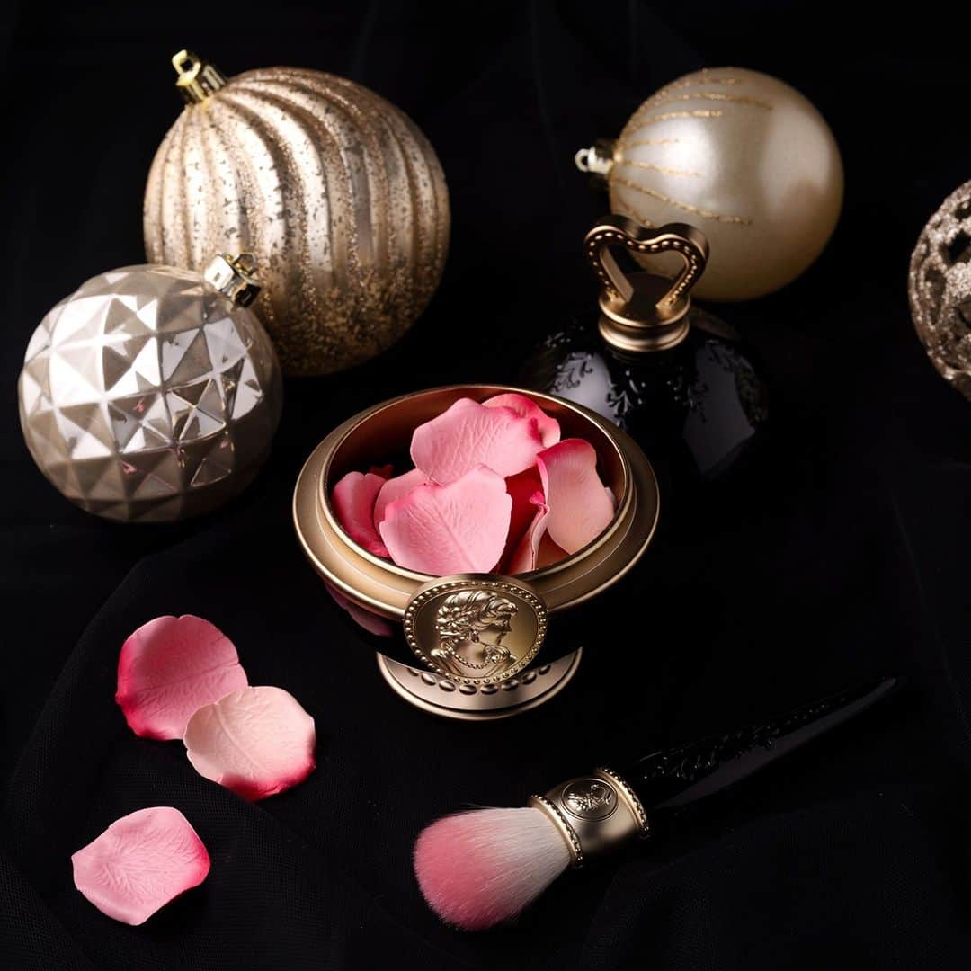 Les Merveilleuses LADURÉEのインスタグラム：「2020 HOLIDAY COLLECTION発売中⠀ ⠀ パリジャン・シックな漆黒とゴールドの限定デザイン。⠀ ドレッサーに飾りたくなる優雅で上品な佇まいは、⠀ メイク時間を至福の時へと演出します。⠀ ⠀ その頬に、ふわり舞い降りて。ドレス装飾のように可憐な縁取りの花弁チーク。⠀ ◆フェイス カラー ローズ ラデュレ リミテッド<チークカラー> 7,700円(税込)⠀ ◆リミテッド エディション ポット フォー フェイスカラー ローズ ラデュレ3,300円(税込)⠀ ⠀ メイクする所作も麗しく。優美な限定チークブラシ。⠀ ◆リミテッド チーク ブラッシュ 6,600円(税込)⠀ ⠀ オンラインショップでもお求めいただけます。⠀ 詳細は公式サイトをご覧ください。⠀ ⠀ #lesmerveilleusesladurée #laduree #lmladuree #ladureemakeup #レメルヴェイユーズラデュレ #メルヴェイユーズ #ラデュレ #ラデュレコスメ #チーク #cheek #クリスマス #クリスマスコフレ #ホリデーコレクション #holidaycollection #冬コスメ #花びらチーク　#限定品 #クリスマスコフレ2020  #クリスマスプレゼント #ギフト #自分へのご褒美 #ローズラデュレ #リミテッドエディションローズラデュレ #イルミネイティングパウダー #花弁チーク」