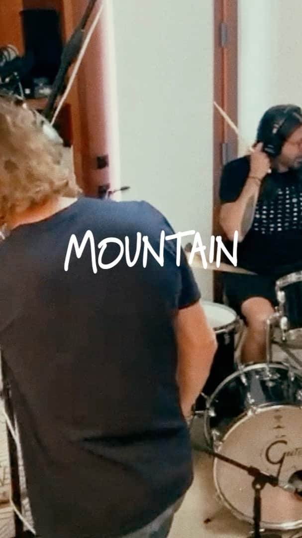 フー・ファイターズのインスタグラム：「Talk about making a mountain out of a mohel ... named Leslie Weinstein at his bris, the singer of our next band built a wailing wall of guitar as Leslie West. Check out our take on a track from Leslie’s monolithic band, MOUNTAIN.   #happyhanukkah #hanukkahsessions @gregkurstin」