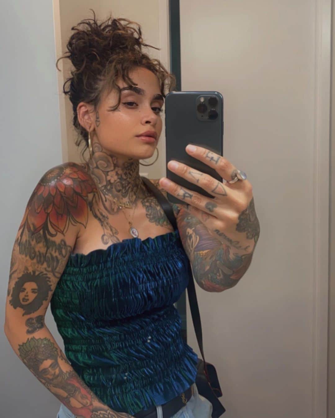 のインスタグラム：「back in the day when i still took selfies and went outside.」