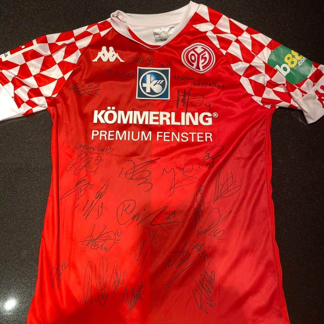のインスタグラム：「200.Bundesligaspiel , welches ich mir sicher anders vorgestellt hätte ... Trotzdem stolz , diesen Meilenstein erreicht zu haben ... Danke an die mir bis heute zur Seite gestanden haben und weiterhin stehen werden 😘. Der größte Dank geht aber an meine Eltern und Schwester ohne die ich es nicht soweit geschafft hätte 🙏... #200 Bundesligaspiele」