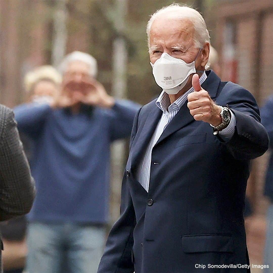 ABC Newsさんのインスタグラム写真 - (ABC NewsInstagram)「Pres.-elect Joe Biden gives a thumbs up as he walks out from his follow-up foot scan two weeks after sustaining small hairline fractures and is reportedly on the mend, according to his personal physician. #joebiden #presidentelect #foot #doctors #medicalappointment」12月13日 4時39分 - abcnews