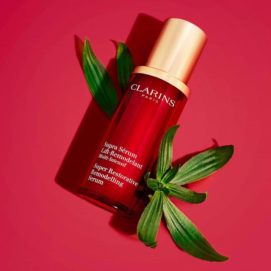 CLARINSさんのインスタグラム写真 - (CLARINSInstagram)「🌿♥️If you love our Super Restorative line drop us a ♥️ in the comments! Super Restorative Remodelling Serum is an unprecedented anti-aging Serum powered by the Organic Harungana plant to: 🔮Visibly lift and help define contours   🌿Visibly reduce lines, deep wrinkles and skin slackening  🎯Target the look of dark spots ✨Boost skin’s luminosity  #skincare #selfcare #clarins #clarinsskincare #skinsolutions」12月13日 4時41分 - clarinsusa
