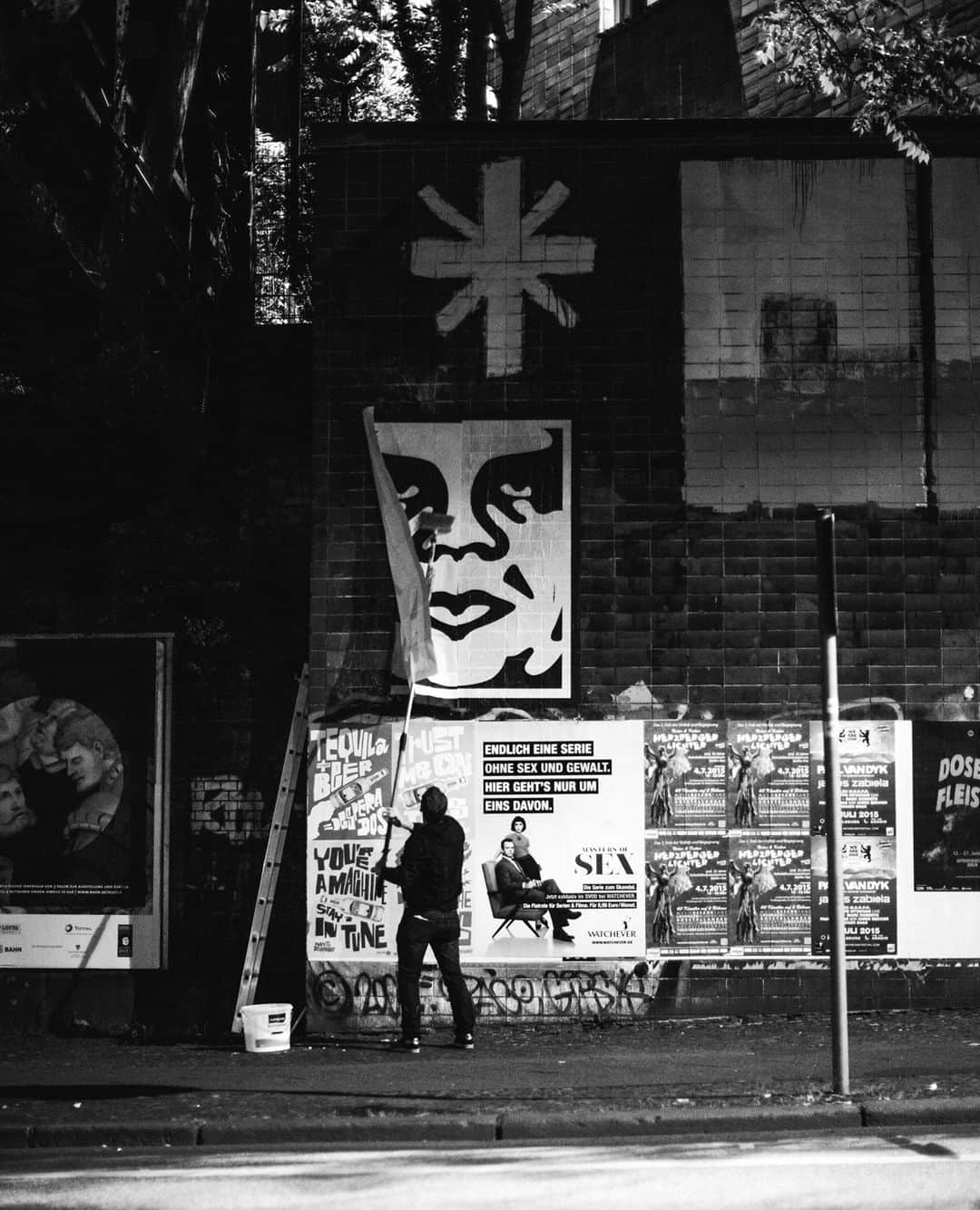 Shepard Faireyさんのインスタグラム写真 - (Shepard FaireyInstagram)「Street shot in Berlin, captured by @jonathanfurlong.⁠ #obey #obeygiant #shepardfairey #berlin」12月13日 4時45分 - obeygiant