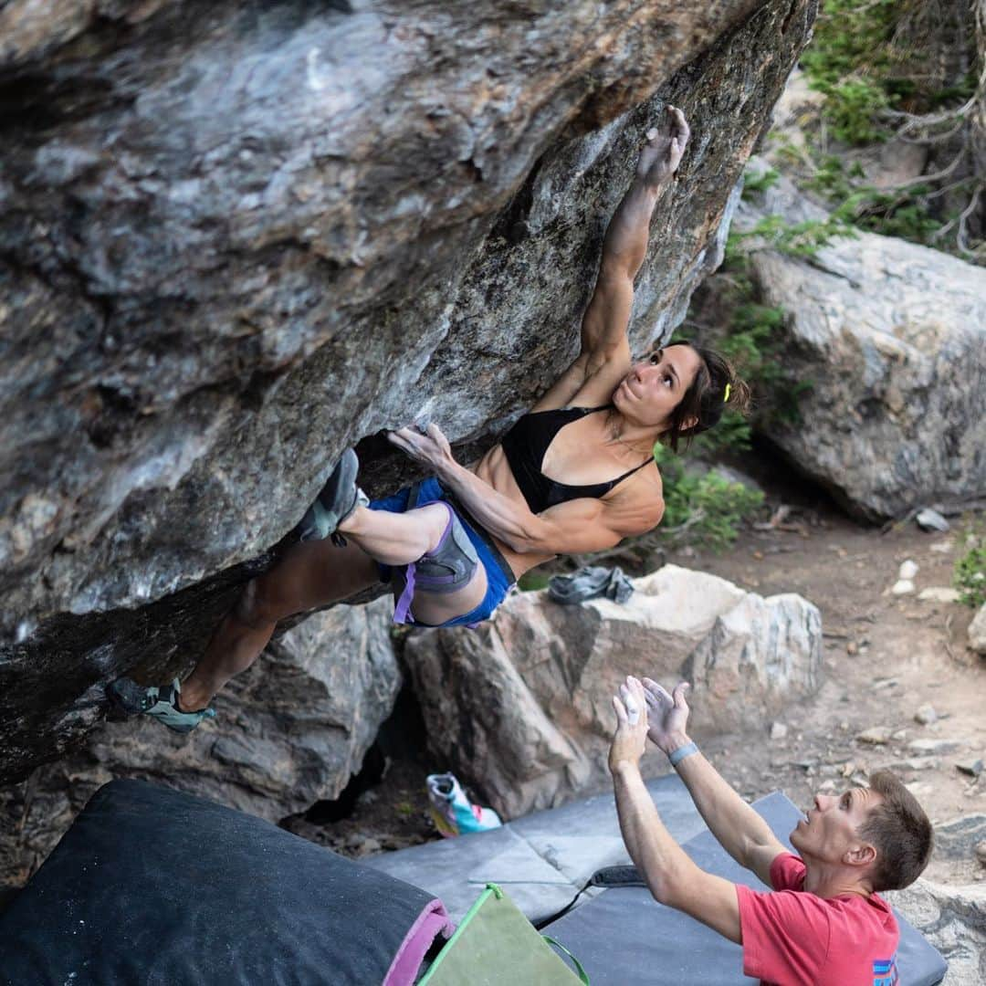 アレックス・パッチシオさんのインスタグラム写真 - (アレックス・パッチシオInstagram)「Summer is gone and I’m here in cold Colorado wishing it was warm and we were up in the mountains playing around and not having to layer up in a copious amount of clothes. 😆  . Flash back from one of the V13’s I sent in RMNP this past summer.  “The Alley” Lower Chaos. . @scarpana @organicclimbing @frictionlabs @evn_cbd  📸 @james_lucas 😄 . Spotter @robinoleary 😍🥰😉」12月13日 4時49分 - alex_puccio89