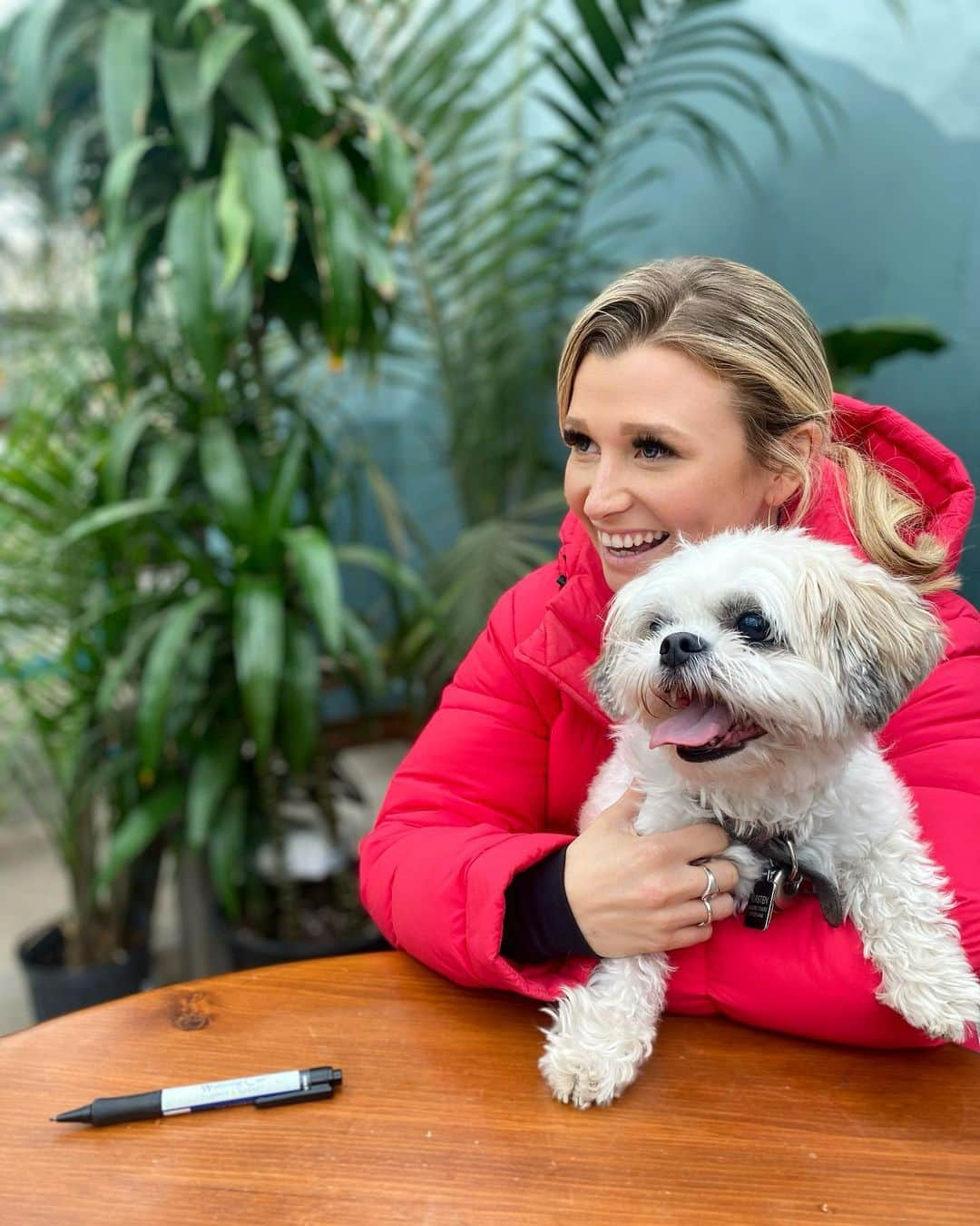 カーステン・ムーア＝タワーズのインスタグラム：「When you see the server coming with your food 😋🐶 • #brunch #saturdaybrunch #thewateringcan #plants #thewateringcanflowermarket #shitzhu」