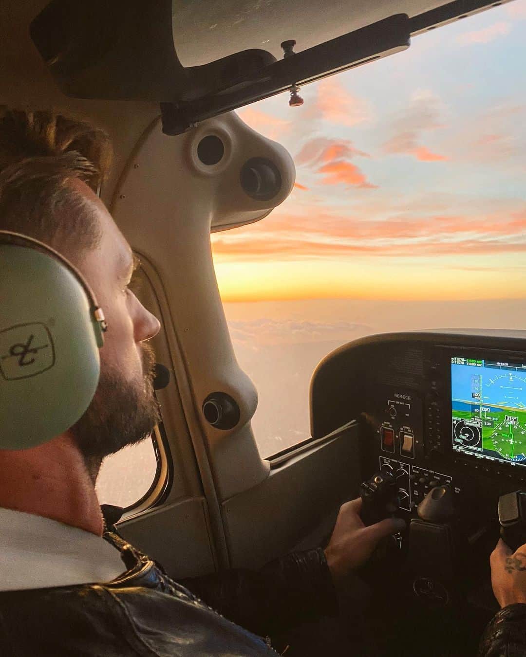 トラビス・ウォールのインスタグラム：「Yesterday a dream came true. Thank you @pilot.seif for trusting me to pilot next to you! A pretty emotional experience to fly in the clouds. Officially gonna get my license! #newpilot #captTbird」