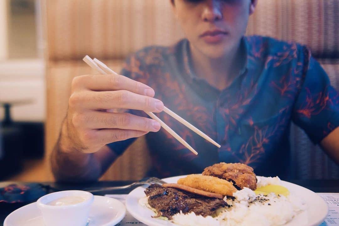 Zippy's Restaurantsのインスタグラム：「Right before you start grinding a Zip Pac is like the feeling of unwrapping a Christmas present. Catch feelings by ordering our iconic bento.」