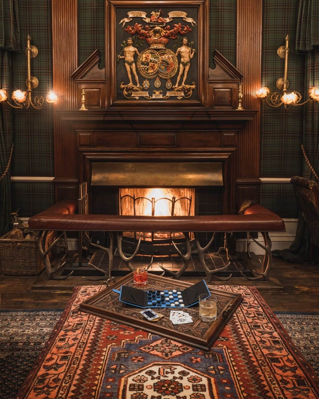 MR PORTERのインスタグラム：「As the nights draw in, nothing beats a cosy games evening. Checkers or cards first? 🃏 #MRPORTERLittleLuxuries  Shop the story: Smythson - Panama Cross-Grain Leather Checkers Set」