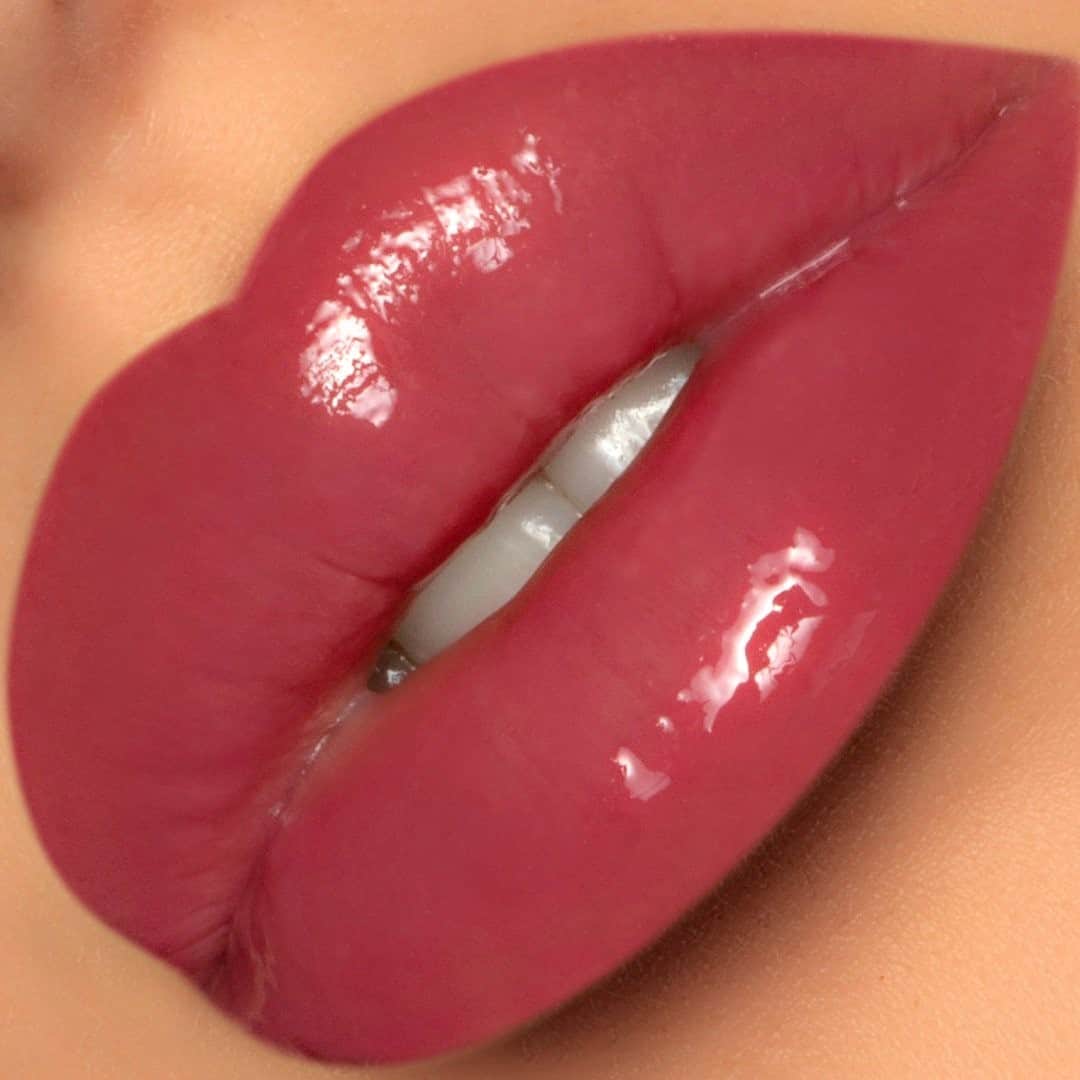 のインスタグラム：「Flavor of the week: Wanna Play? 💋 Tag a bestie who would LOVE this Lip Injection Lip Gloss shade! #toofacedambassador @soolmuaz #toofaced」